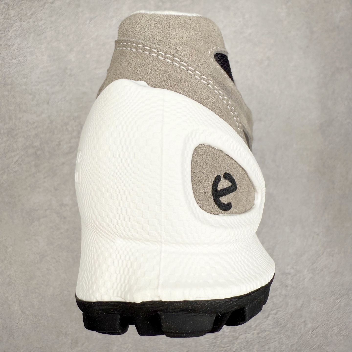 图片[8]-ECCO爱步 Biom C Trail 皮革圆头厚底系带低帮生活休闲鞋 ECCO以三大核心特征为依托：北欧设计风格、鞋履制作、积极的生活方式。北欧设计风格：北欧设计特点是独特、有格调、实用和简约，并且品质优良。鞋履制作：ECCO钟爱鞋履制作以及一切与鞋履制作相关的事物。积极的生活方式：ECCO的创始人希望制作出的鞋履无需磨合，即可完美贴合脚型，帮助人们享受行走的乐趣。ECCO的成功源自其产品质量和创新的技术水平，恪守“鞋遵循双足”的设计理念，将的舒适度和风格融为一体。ECCO跑遍全世界寻找创新的原料。从制革制鞋一体化的设置，源头上控制皮革质量，确保对人体无害。 尺码：38 39 40 41 42 43 44 （皮鞋码）-选品中心