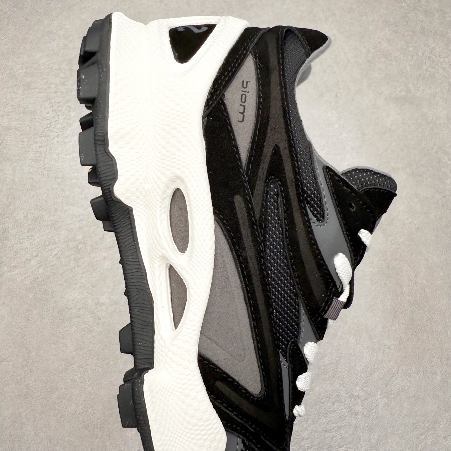 图片[6]-ECCO爱步 Biom C Trail 皮革圆头厚底系带低帮生活休闲鞋 ECCO以三大核心特征为依托：北欧设计风格、鞋履制作、积极的生活方式。北欧设计风格：北欧设计特点是独特、有格调、实用和简约，并且品质优良。鞋履制作：ECCO钟爱鞋履制作以及一切与鞋履制作相关的事物。积极的生活方式：ECCO的创始人希望制作出的鞋履无需磨合，即可完美贴合脚型，帮助人们享受行走的乐趣。ECCO的成功源自其产品质量和创新的技术水平，恪守“鞋遵循双足”的设计理念，将的舒适度和风格融为一体。ECCO跑遍全世界寻找创新的原料。从制革制鞋一体化的设置，源头上控制皮革质量，确保对人体无害。 尺码：38 39 40 41 42 43 44 （皮鞋码）-选品中心