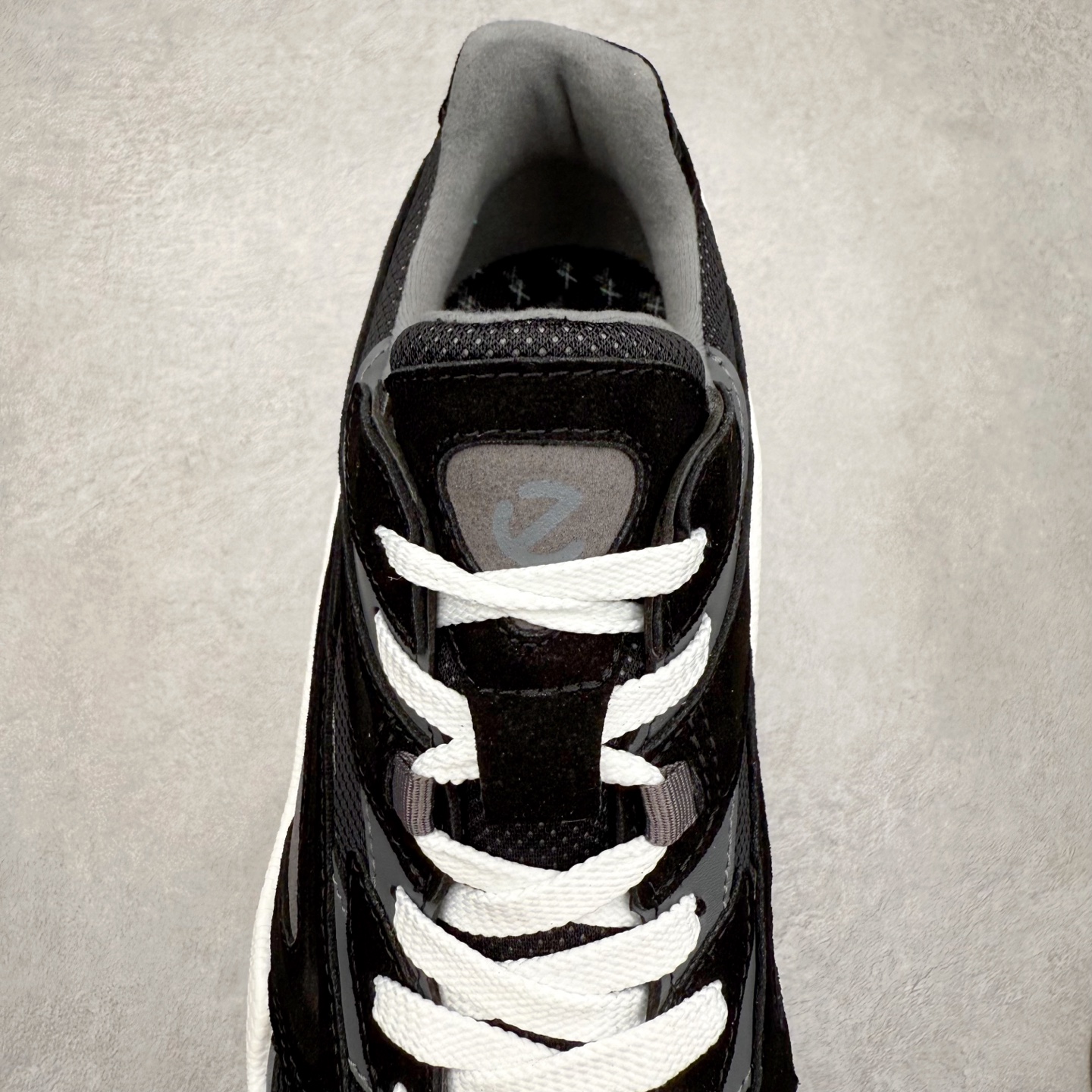 图片[5]-ECCO爱步 Biom C Trail 皮革圆头厚底系带低帮生活休闲鞋 ECCO以三大核心特征为依托：北欧设计风格、鞋履制作、积极的生活方式。北欧设计风格：北欧设计特点是独特、有格调、实用和简约，并且品质优良。鞋履制作：ECCO钟爱鞋履制作以及一切与鞋履制作相关的事物。积极的生活方式：ECCO的创始人希望制作出的鞋履无需磨合，即可完美贴合脚型，帮助人们享受行走的乐趣。ECCO的成功源自其产品质量和创新的技术水平，恪守“鞋遵循双足”的设计理念，将的舒适度和风格融为一体。ECCO跑遍全世界寻找创新的原料。从制革制鞋一体化的设置，源头上控制皮革质量，确保对人体无害。 尺码：38 39 40 41 42 43 44 （皮鞋码）-选品中心