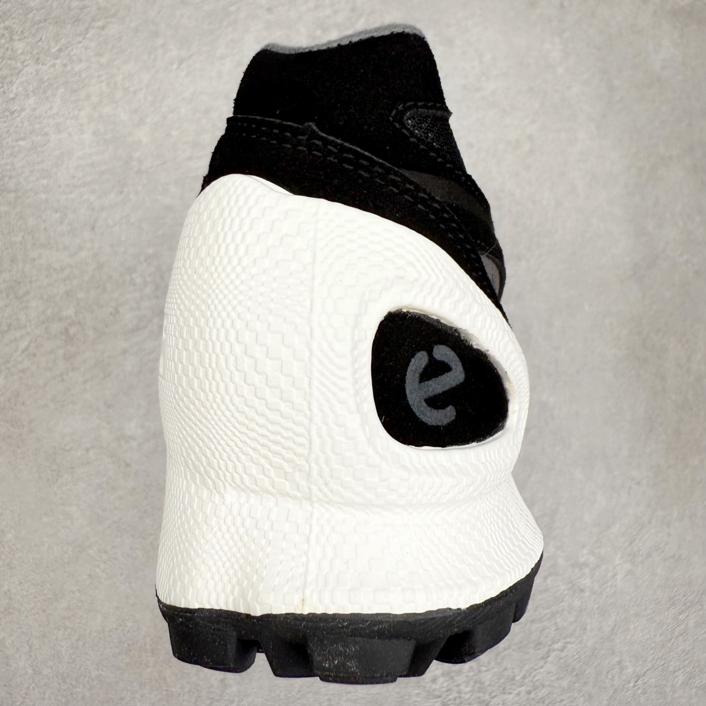 图片[8]-ECCO爱步 Biom C Trail 皮革圆头厚底系带低帮生活休闲鞋 ECCO以三大核心特征为依托：北欧设计风格、鞋履制作、积极的生活方式。北欧设计风格：北欧设计特点是独特、有格调、实用和简约，并且品质优良。鞋履制作：ECCO钟爱鞋履制作以及一切与鞋履制作相关的事物。积极的生活方式：ECCO的创始人希望制作出的鞋履无需磨合，即可完美贴合脚型，帮助人们享受行走的乐趣。ECCO的成功源自其产品质量和创新的技术水平，恪守“鞋遵循双足”的设计理念，将的舒适度和风格融为一体。ECCO跑遍全世界寻找创新的原料。从制革制鞋一体化的设置，源头上控制皮革质量，确保对人体无害。 尺码：38 39 40 41 42 43 44 （皮鞋码）-选品中心