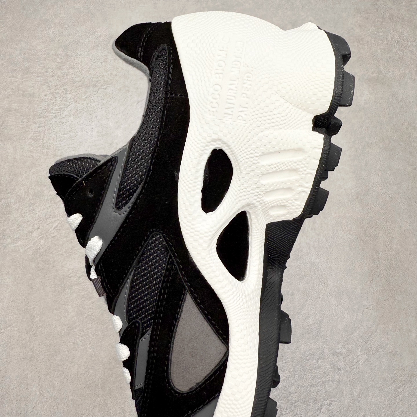 图片[7]-ECCO爱步 Biom C Trail 皮革圆头厚底系带低帮生活休闲鞋 ECCO以三大核心特征为依托：北欧设计风格、鞋履制作、积极的生活方式。北欧设计风格：北欧设计特点是独特、有格调、实用和简约，并且品质优良。鞋履制作：ECCO钟爱鞋履制作以及一切与鞋履制作相关的事物。积极的生活方式：ECCO的创始人希望制作出的鞋履无需磨合，即可完美贴合脚型，帮助人们享受行走的乐趣。ECCO的成功源自其产品质量和创新的技术水平，恪守“鞋遵循双足”的设计理念，将的舒适度和风格融为一体。ECCO跑遍全世界寻找创新的原料。从制革制鞋一体化的设置，源头上控制皮革质量，确保对人体无害。 尺码：38 39 40 41 42 43 44 （皮鞋码）-选品中心