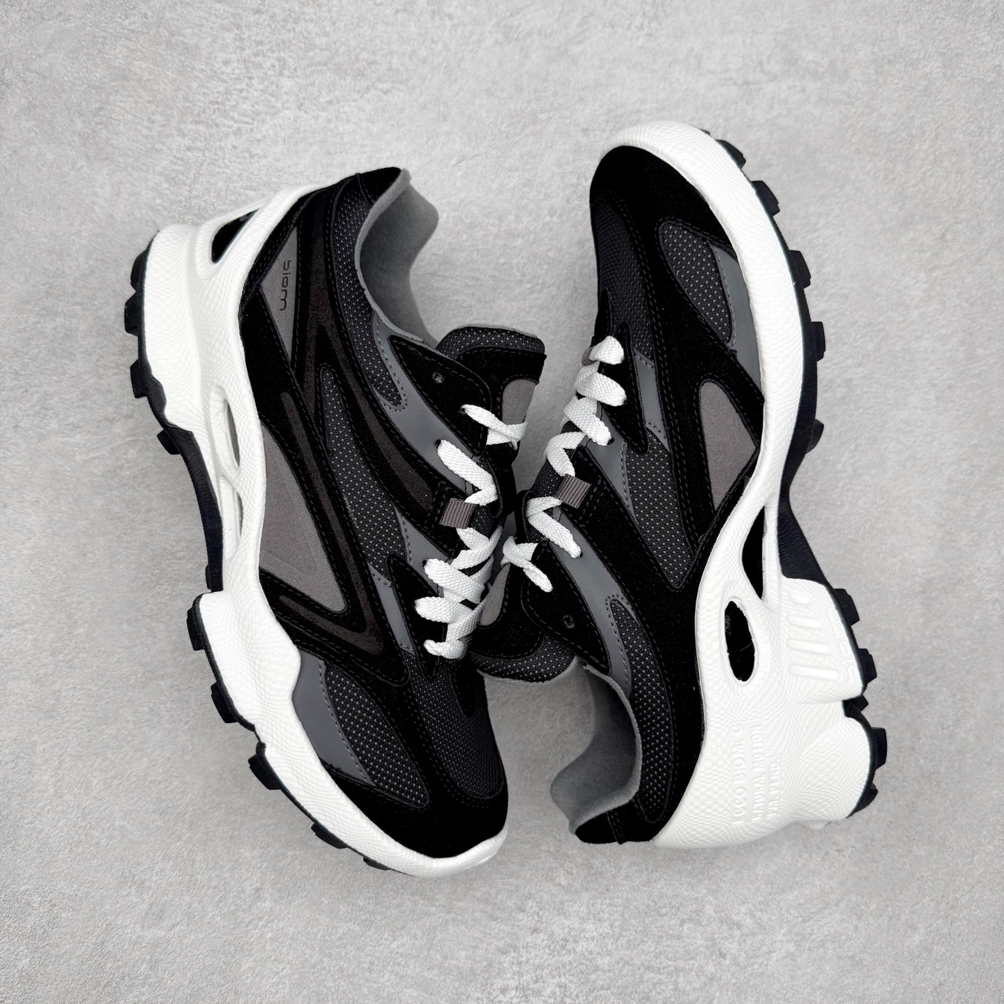 图片[3]-ECCO爱步 Biom C Trail 皮革圆头厚底系带低帮生活休闲鞋 ECCO以三大核心特征为依托：北欧设计风格、鞋履制作、积极的生活方式。北欧设计风格：北欧设计特点是独特、有格调、实用和简约，并且品质优良。鞋履制作：ECCO钟爱鞋履制作以及一切与鞋履制作相关的事物。积极的生活方式：ECCO的创始人希望制作出的鞋履无需磨合，即可完美贴合脚型，帮助人们享受行走的乐趣。ECCO的成功源自其产品质量和创新的技术水平，恪守“鞋遵循双足”的设计理念，将的舒适度和风格融为一体。ECCO跑遍全世界寻找创新的原料。从制革制鞋一体化的设置，源头上控制皮革质量，确保对人体无害。 尺码：38 39 40 41 42 43 44 （皮鞋码）-选品中心