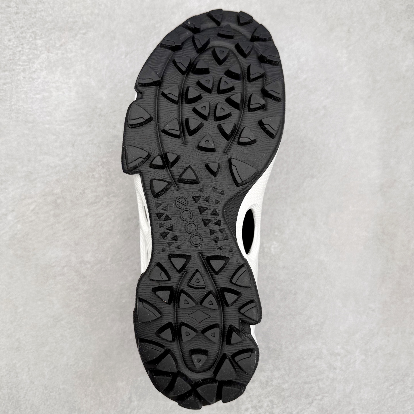 图片[9]-ECCO爱步 Biom C Trail 皮革圆头厚底系带低帮生活休闲鞋 ECCO以三大核心特征为依托：北欧设计风格、鞋履制作、积极的生活方式。北欧设计风格：北欧设计特点是独特、有格调、实用和简约，并且品质优良。鞋履制作：ECCO钟爱鞋履制作以及一切与鞋履制作相关的事物。积极的生活方式：ECCO的创始人希望制作出的鞋履无需磨合，即可完美贴合脚型，帮助人们享受行走的乐趣。ECCO的成功源自其产品质量和创新的技术水平，恪守“鞋遵循双足”的设计理念，将的舒适度和风格融为一体。ECCO跑遍全世界寻找创新的原料。从制革制鞋一体化的设置，源头上控制皮革质量，确保对人体无害。 尺码：38 39 40 41 42 43 44 （皮鞋码）-选品中心