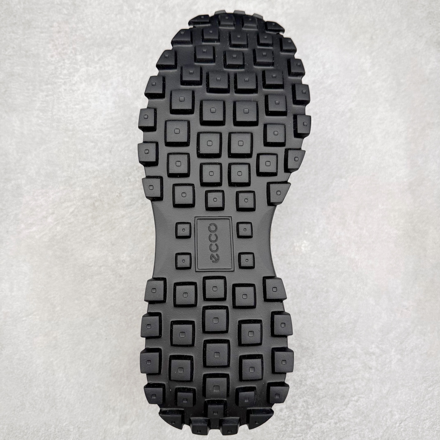 图片[9]-ECCO爱步牛皮轻盈舒适百搭耐磨低帮生活休闲鞋 ECCO以三大核心特征为依托：北欧设计风格、鞋履制作、积极的生活方式。北欧设计风格：北欧设计特点是独特、有格调、实用和简约，并且品质优良。鞋履制作：ECCO钟爱鞋履制作以及一切与鞋履制作相关的事物。积极的生活方式：ECCO的创始人希望制作出的鞋履无需磨合，即可完美贴合脚型，帮助人们享受行走的乐趣。ECCO的成功源自其产品质量和创新的技术水平，恪守“鞋遵循双足”的设计理念，将的舒适度和风格融为一体。ECCO跑遍全世界寻找创新的原料。从制革制鞋一体化的设置，源头上控制皮革质量，确保对人体无害。 尺码：38 39 40 41 42 43 44 （皮鞋码）-选品中心