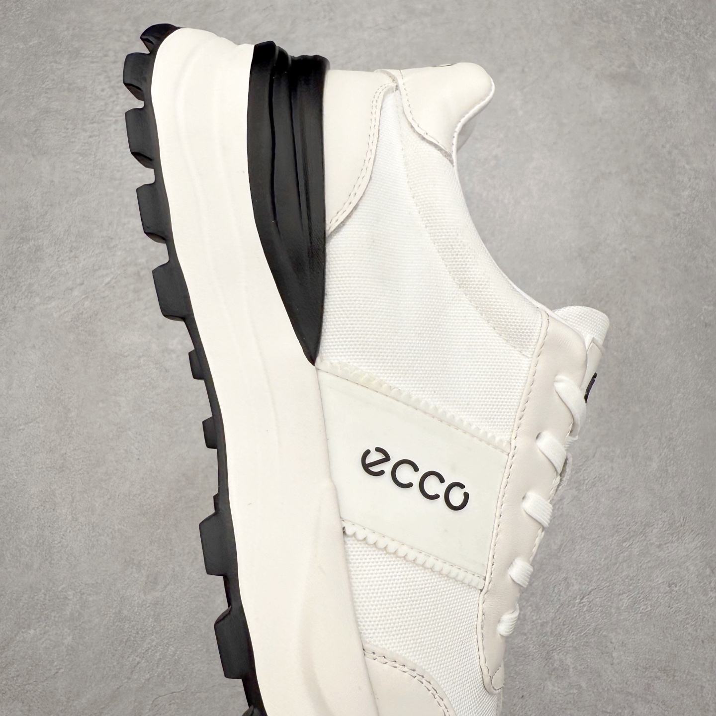 图片[6]-ECCO爱步牛皮轻盈舒适百搭耐磨低帮生活休闲鞋 ECCO以三大核心特征为依托：北欧设计风格、鞋履制作、积极的生活方式。北欧设计风格：北欧设计特点是独特、有格调、实用和简约，并且品质优良。鞋履制作：ECCO钟爱鞋履制作以及一切与鞋履制作相关的事物。积极的生活方式：ECCO的创始人希望制作出的鞋履无需磨合，即可完美贴合脚型，帮助人们享受行走的乐趣。ECCO的成功源自其产品质量和创新的技术水平，恪守“鞋遵循双足”的设计理念，将的舒适度和风格融为一体。ECCO跑遍全世界寻找创新的原料。从制革制鞋一体化的设置，源头上控制皮革质量，确保对人体无害。 尺码：38 39 40 41 42 43 44 （皮鞋码）-选品中心