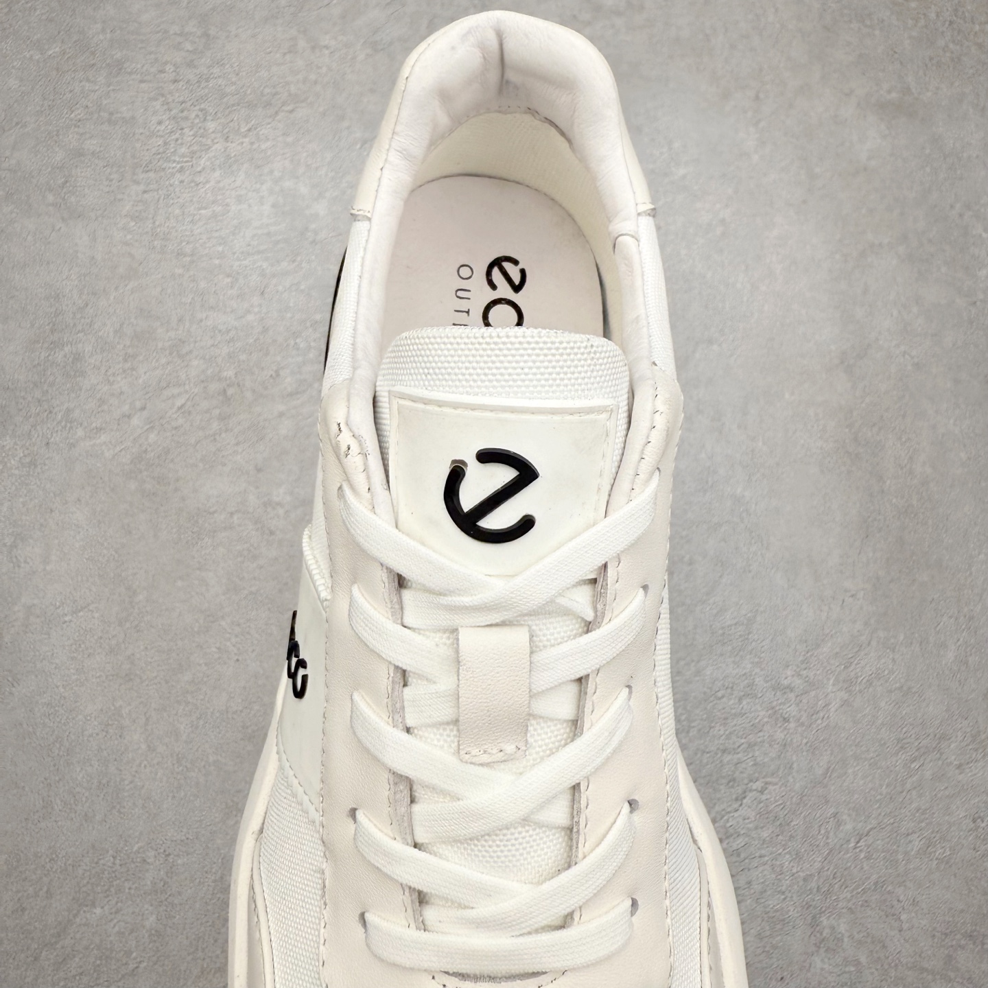 图片[5]-ECCO爱步牛皮轻盈舒适百搭耐磨低帮生活休闲鞋 ECCO以三大核心特征为依托：北欧设计风格、鞋履制作、积极的生活方式。北欧设计风格：北欧设计特点是独特、有格调、实用和简约，并且品质优良。鞋履制作：ECCO钟爱鞋履制作以及一切与鞋履制作相关的事物。积极的生活方式：ECCO的创始人希望制作出的鞋履无需磨合，即可完美贴合脚型，帮助人们享受行走的乐趣。ECCO的成功源自其产品质量和创新的技术水平，恪守“鞋遵循双足”的设计理念，将的舒适度和风格融为一体。ECCO跑遍全世界寻找创新的原料。从制革制鞋一体化的设置，源头上控制皮革质量，确保对人体无害。 尺码：38 39 40 41 42 43 44 （皮鞋码）-选品中心