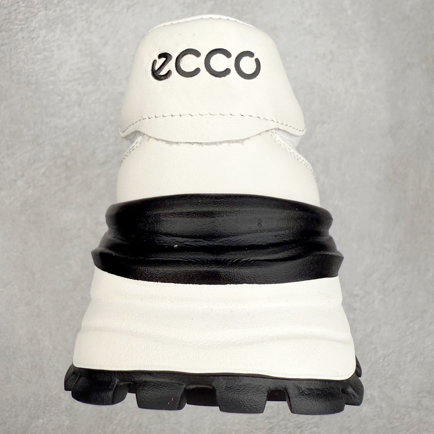 图片[8]-ECCO爱步牛皮轻盈舒适百搭耐磨低帮生活休闲鞋 ECCO以三大核心特征为依托：北欧设计风格、鞋履制作、积极的生活方式。北欧设计风格：北欧设计特点是独特、有格调、实用和简约，并且品质优良。鞋履制作：ECCO钟爱鞋履制作以及一切与鞋履制作相关的事物。积极的生活方式：ECCO的创始人希望制作出的鞋履无需磨合，即可完美贴合脚型，帮助人们享受行走的乐趣。ECCO的成功源自其产品质量和创新的技术水平，恪守“鞋遵循双足”的设计理念，将的舒适度和风格融为一体。ECCO跑遍全世界寻找创新的原料。从制革制鞋一体化的设置，源头上控制皮革质量，确保对人体无害。 尺码：38 39 40 41 42 43 44 （皮鞋码）-选品中心