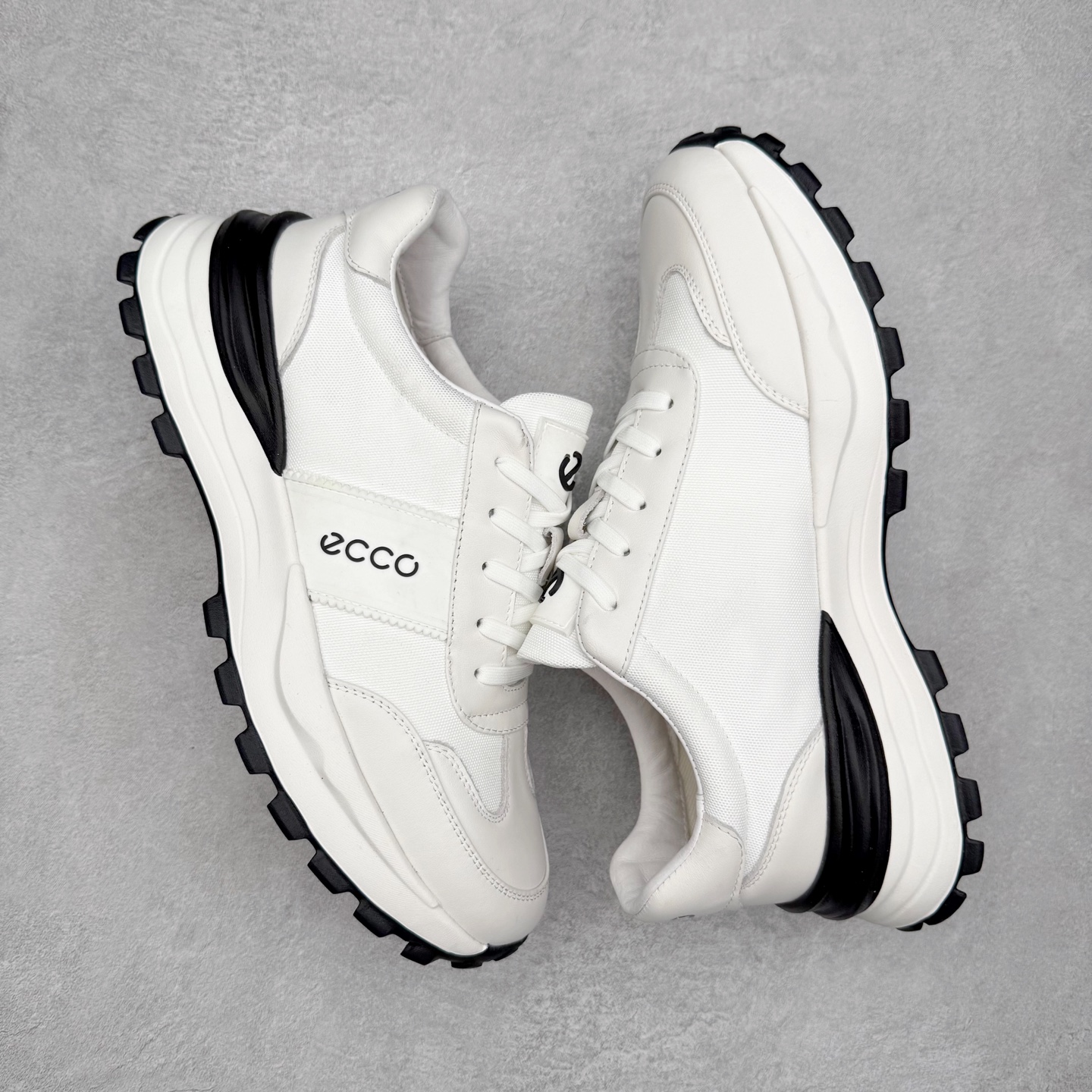 图片[3]-ECCO爱步牛皮轻盈舒适百搭耐磨低帮生活休闲鞋 ECCO以三大核心特征为依托：北欧设计风格、鞋履制作、积极的生活方式。北欧设计风格：北欧设计特点是独特、有格调、实用和简约，并且品质优良。鞋履制作：ECCO钟爱鞋履制作以及一切与鞋履制作相关的事物。积极的生活方式：ECCO的创始人希望制作出的鞋履无需磨合，即可完美贴合脚型，帮助人们享受行走的乐趣。ECCO的成功源自其产品质量和创新的技术水平，恪守“鞋遵循双足”的设计理念，将的舒适度和风格融为一体。ECCO跑遍全世界寻找创新的原料。从制革制鞋一体化的设置，源头上控制皮革质量，确保对人体无害。 尺码：38 39 40 41 42 43 44 （皮鞋码）-选品中心