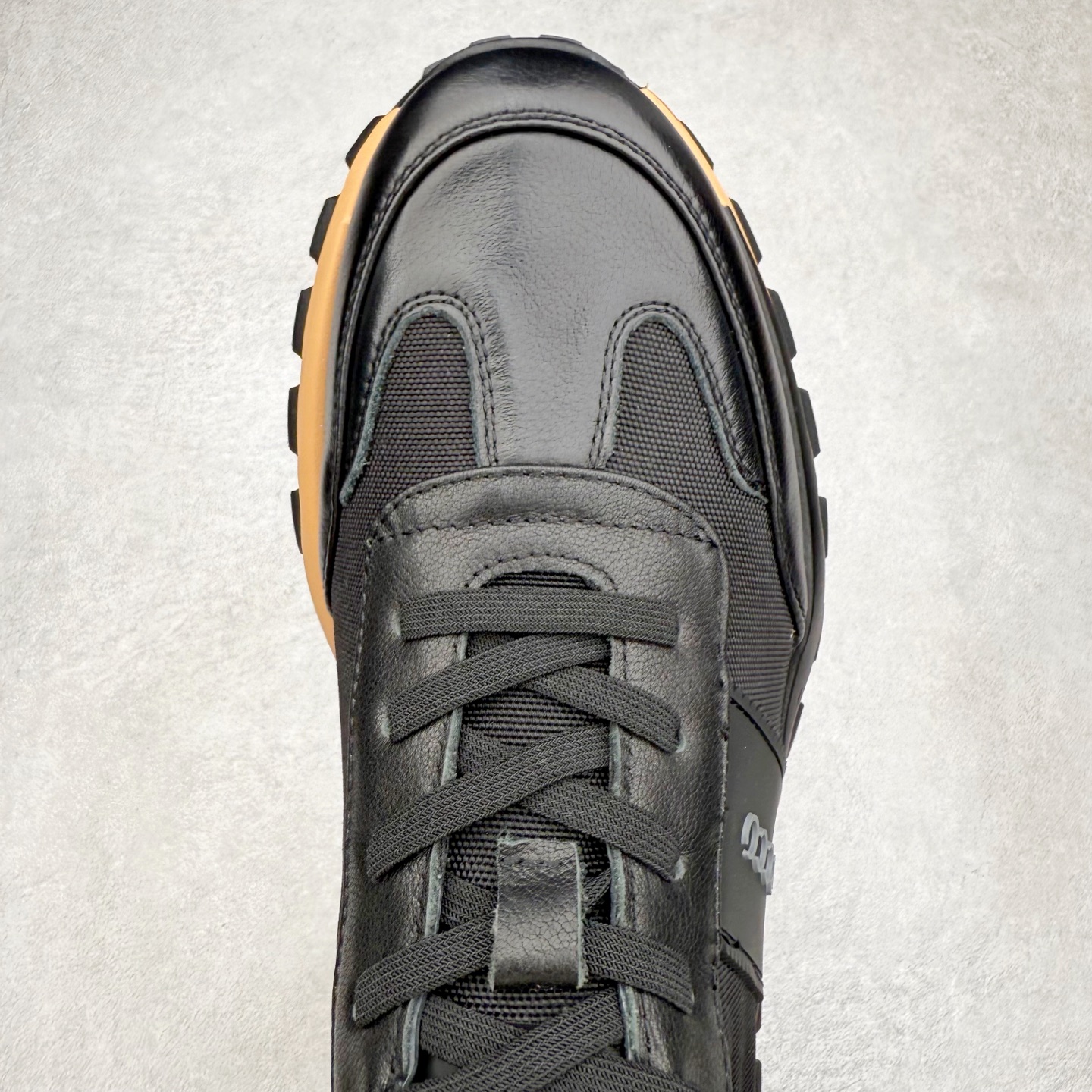 图片[4]-ECCO爱步牛皮轻盈舒适百搭耐磨低帮生活休闲鞋 ECCO以三大核心特征为依托：北欧设计风格、鞋履制作、积极的生活方式。北欧设计风格：北欧设计特点是独特、有格调、实用和简约，并且品质优良。鞋履制作：ECCO钟爱鞋履制作以及一切与鞋履制作相关的事物。积极的生活方式：ECCO的创始人希望制作出的鞋履无需磨合，即可完美贴合脚型，帮助人们享受行走的乐趣。ECCO的成功源自其产品质量和创新的技术水平，恪守“鞋遵循双足”的设计理念，将的舒适度和风格融为一体。ECCO跑遍全世界寻找创新的原料。从制革制鞋一体化的设置，源头上控制皮革质量，确保对人体无害。 尺码：38 39 40 41 42 43 44 （皮鞋码）-选品中心