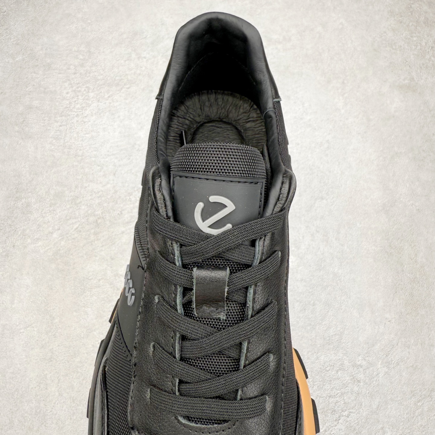 图片[5]-ECCO爱步牛皮轻盈舒适百搭耐磨低帮生活休闲鞋 ECCO以三大核心特征为依托：北欧设计风格、鞋履制作、积极的生活方式。北欧设计风格：北欧设计特点是独特、有格调、实用和简约，并且品质优良。鞋履制作：ECCO钟爱鞋履制作以及一切与鞋履制作相关的事物。积极的生活方式：ECCO的创始人希望制作出的鞋履无需磨合，即可完美贴合脚型，帮助人们享受行走的乐趣。ECCO的成功源自其产品质量和创新的技术水平，恪守“鞋遵循双足”的设计理念，将的舒适度和风格融为一体。ECCO跑遍全世界寻找创新的原料。从制革制鞋一体化的设置，源头上控制皮革质量，确保对人体无害。 尺码：38 39 40 41 42 43 44 （皮鞋码）-选品中心