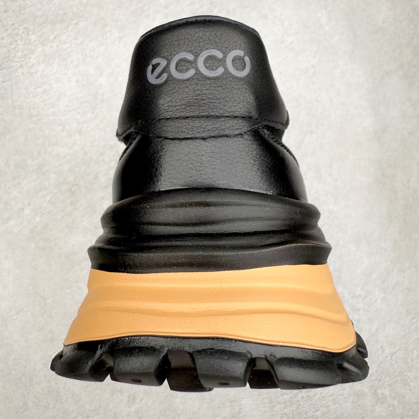 图片[8]-ECCO爱步牛皮轻盈舒适百搭耐磨低帮生活休闲鞋 ECCO以三大核心特征为依托：北欧设计风格、鞋履制作、积极的生活方式。北欧设计风格：北欧设计特点是独特、有格调、实用和简约，并且品质优良。鞋履制作：ECCO钟爱鞋履制作以及一切与鞋履制作相关的事物。积极的生活方式：ECCO的创始人希望制作出的鞋履无需磨合，即可完美贴合脚型，帮助人们享受行走的乐趣。ECCO的成功源自其产品质量和创新的技术水平，恪守“鞋遵循双足”的设计理念，将的舒适度和风格融为一体。ECCO跑遍全世界寻找创新的原料。从制革制鞋一体化的设置，源头上控制皮革质量，确保对人体无害。 尺码：38 39 40 41 42 43 44 （皮鞋码）-选品中心