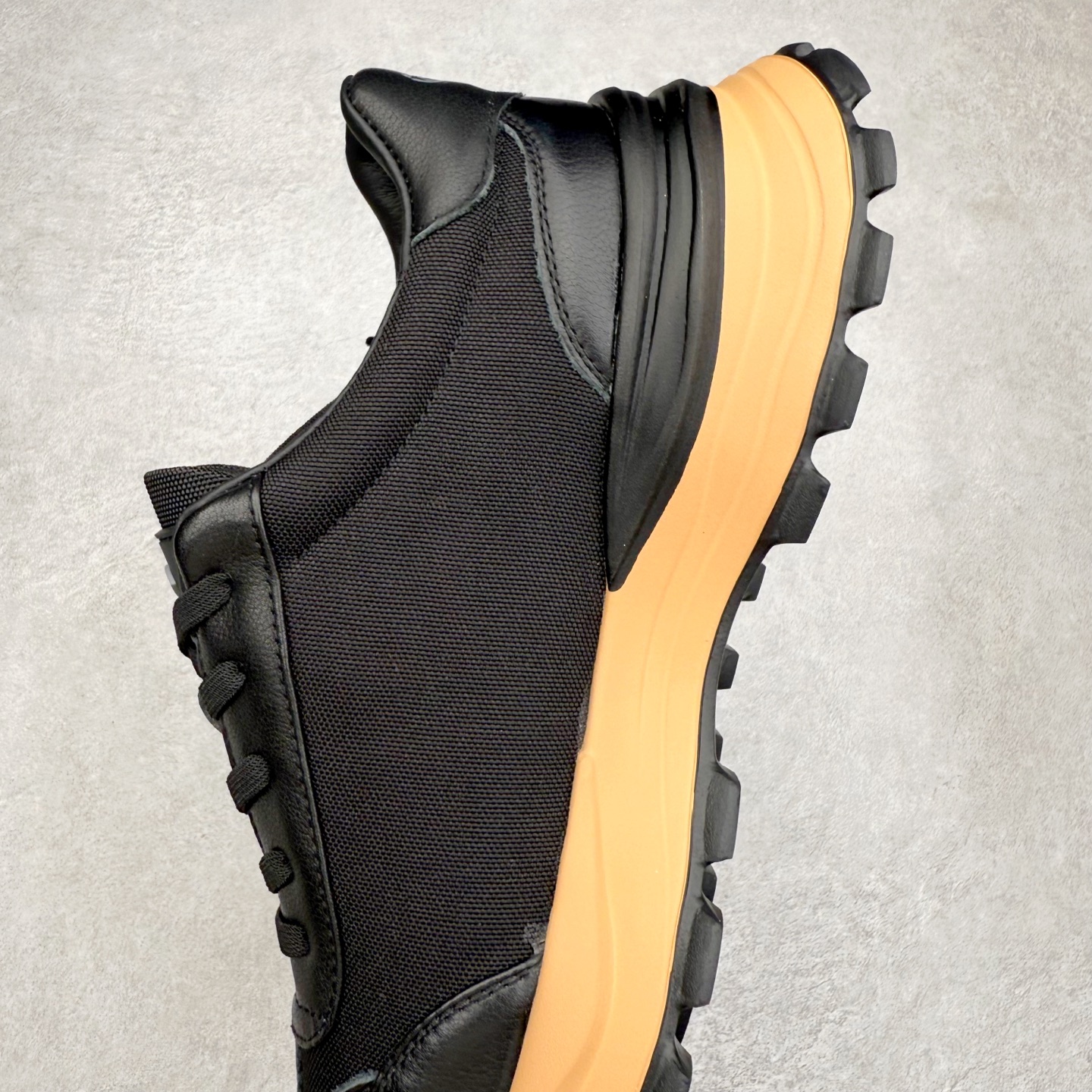 图片[7]-ECCO爱步牛皮轻盈舒适百搭耐磨低帮生活休闲鞋 ECCO以三大核心特征为依托：北欧设计风格、鞋履制作、积极的生活方式。北欧设计风格：北欧设计特点是独特、有格调、实用和简约，并且品质优良。鞋履制作：ECCO钟爱鞋履制作以及一切与鞋履制作相关的事物。积极的生活方式：ECCO的创始人希望制作出的鞋履无需磨合，即可完美贴合脚型，帮助人们享受行走的乐趣。ECCO的成功源自其产品质量和创新的技术水平，恪守“鞋遵循双足”的设计理念，将的舒适度和风格融为一体。ECCO跑遍全世界寻找创新的原料。从制革制鞋一体化的设置，源头上控制皮革质量，确保对人体无害。 尺码：38 39 40 41 42 43 44 （皮鞋码）-选品中心