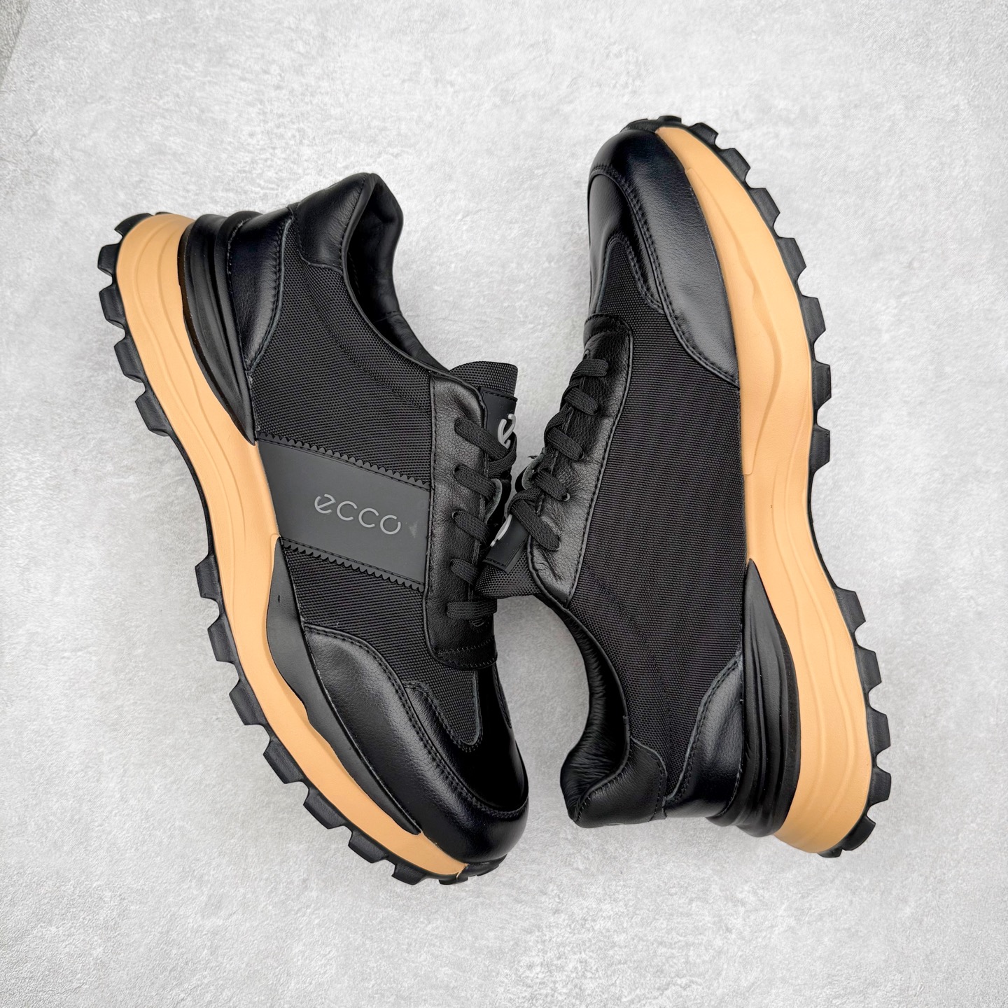 图片[3]-ECCO爱步牛皮轻盈舒适百搭耐磨低帮生活休闲鞋 ECCO以三大核心特征为依托：北欧设计风格、鞋履制作、积极的生活方式。北欧设计风格：北欧设计特点是独特、有格调、实用和简约，并且品质优良。鞋履制作：ECCO钟爱鞋履制作以及一切与鞋履制作相关的事物。积极的生活方式：ECCO的创始人希望制作出的鞋履无需磨合，即可完美贴合脚型，帮助人们享受行走的乐趣。ECCO的成功源自其产品质量和创新的技术水平，恪守“鞋遵循双足”的设计理念，将的舒适度和风格融为一体。ECCO跑遍全世界寻找创新的原料。从制革制鞋一体化的设置，源头上控制皮革质量，确保对人体无害。 尺码：38 39 40 41 42 43 44 （皮鞋码）-选品中心