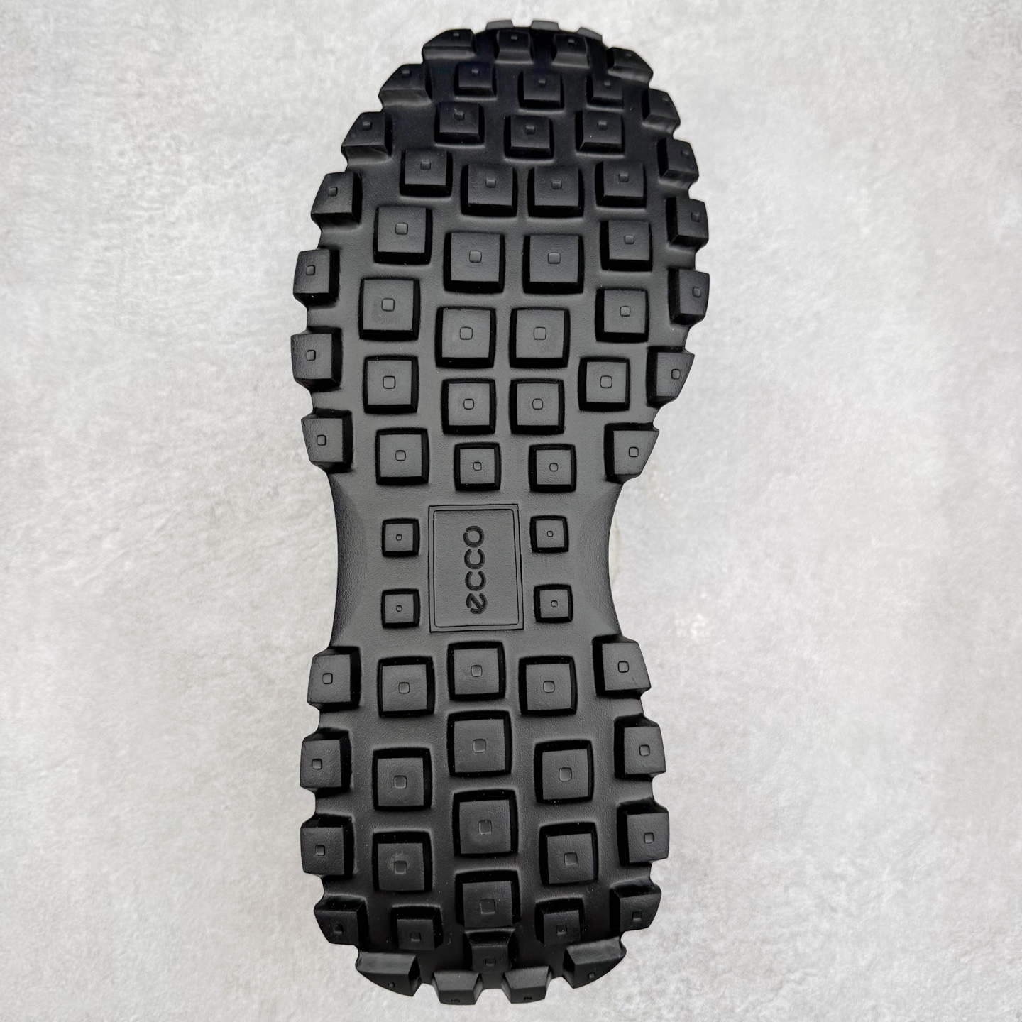 图片[9]-ECCO爱步牛皮轻盈舒适百搭耐磨低帮生活休闲鞋 ECCO以三大核心特征为依托：北欧设计风格、鞋履制作、积极的生活方式。北欧设计风格：北欧设计特点是独特、有格调、实用和简约，并且品质优良。鞋履制作：ECCO钟爱鞋履制作以及一切与鞋履制作相关的事物。积极的生活方式：ECCO的创始人希望制作出的鞋履无需磨合，即可完美贴合脚型，帮助人们享受行走的乐趣。ECCO的成功源自其产品质量和创新的技术水平，恪守“鞋遵循双足”的设计理念，将的舒适度和风格融为一体。ECCO跑遍全世界寻找创新的原料。从制革制鞋一体化的设置，源头上控制皮革质量，确保对人体无害。 尺码：38 39 40 41 42 43 44 （皮鞋码）-选品中心