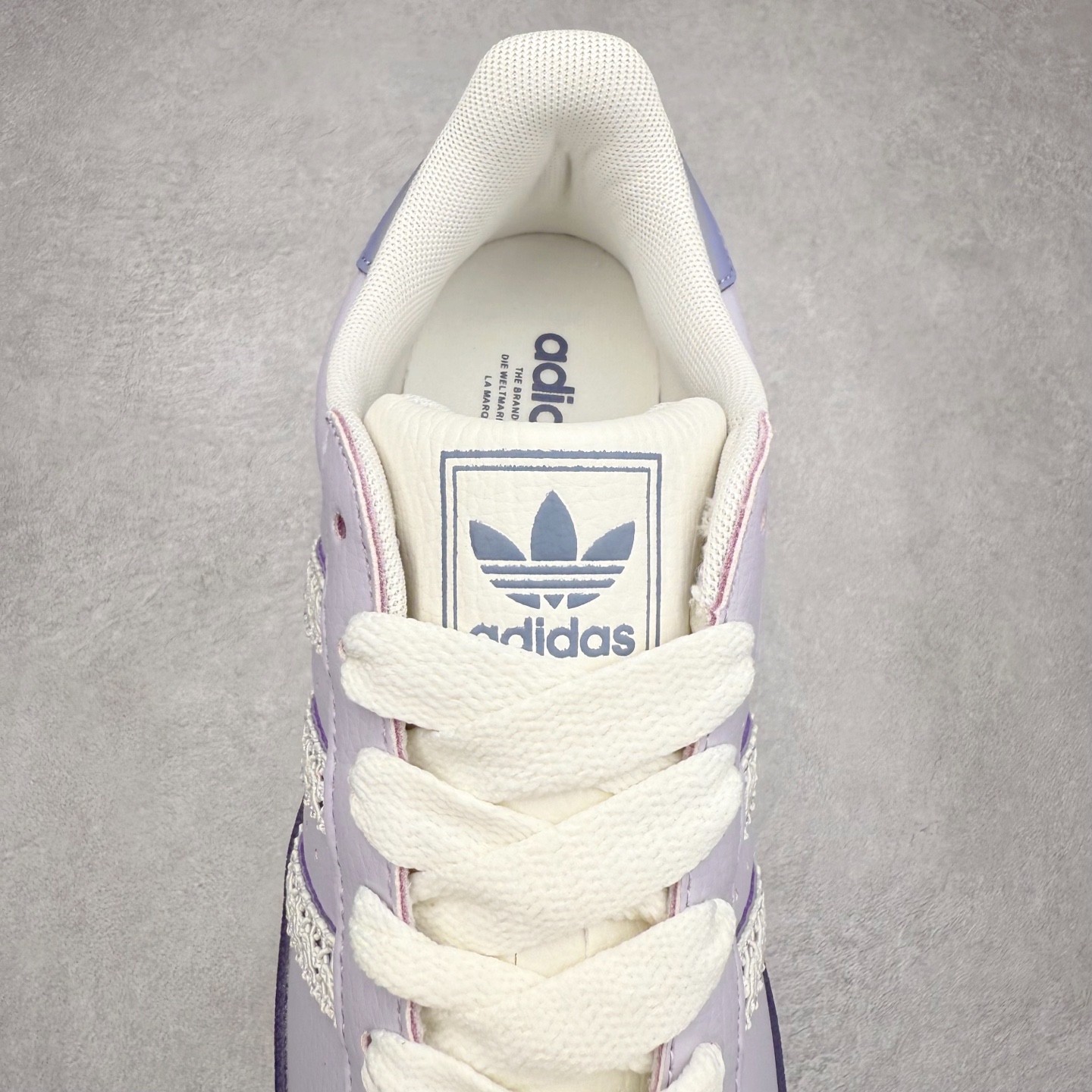 图片[5]-AD Originals Superstar 经典复古贝壳头板鞋 KJ4210 诞生于1969年 是第一双将全皮面鞋 身与橡胶鞋头结合在一起的低帮篮球鞋 Superstar最开始 是作为高帮篮球鞋Pro Model的低帮版本而出现的 但因为其独特和醒目的橡胶鞋头造型而让大家熟知 被大家形象地称为\\\”shelltoe\\\”贝壳头 在70年代的美国职业篮球场上 接近3/4的NBA球员都将这双Superstar作为场上用鞋 80年代之后 经过不断的改良和发展 Superstar逐渐成为横跨时装、音乐、街头文化、休闲和运动等各大领域的时尚潮鞋 尺码：36 36.5 37 38 38.5 39 40 40.5 41 42 42.5 43 44 44.5 45-选品中心