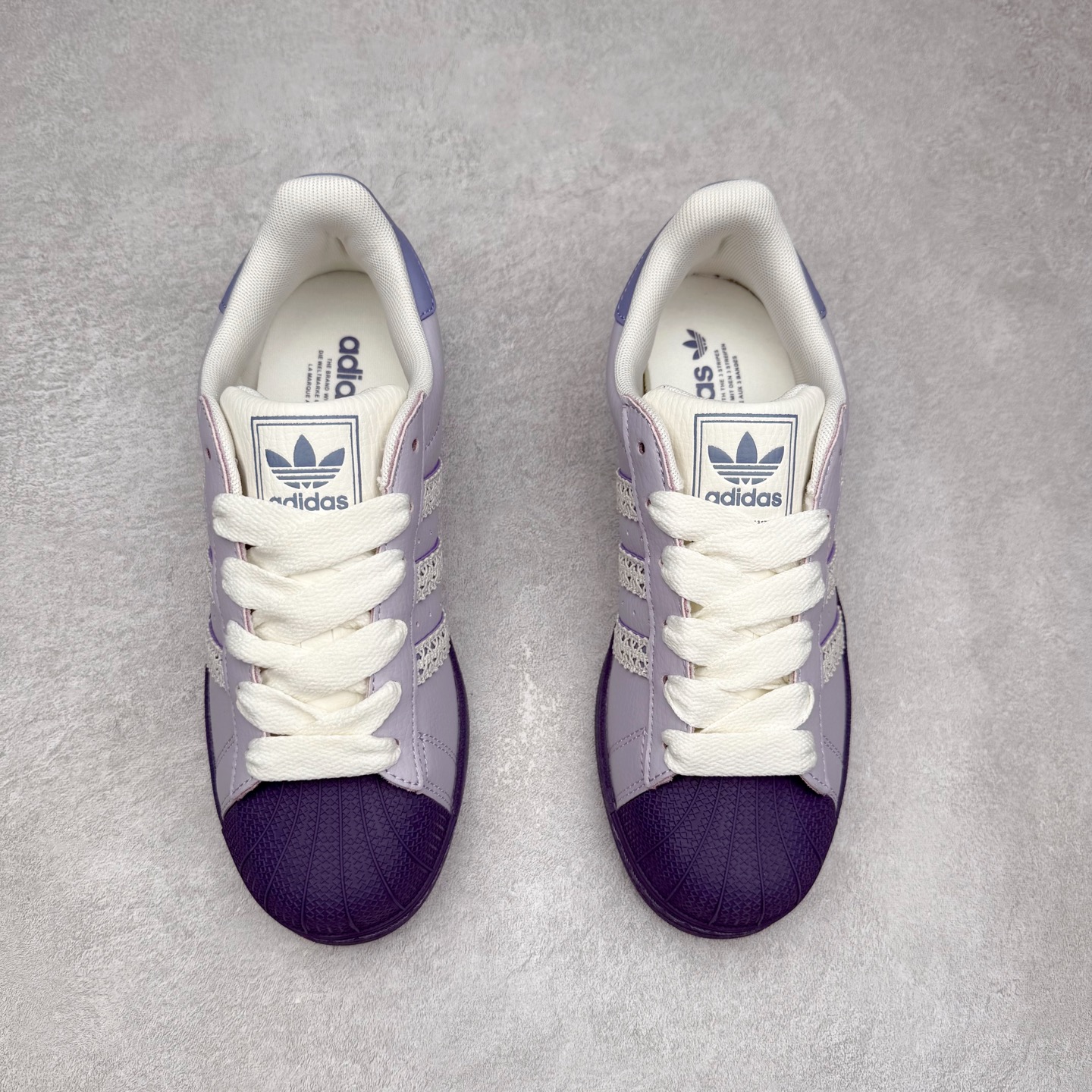 图片[2]-AD Originals Superstar 经典复古贝壳头板鞋 KJ4210 诞生于1969年 是第一双将全皮面鞋 身与橡胶鞋头结合在一起的低帮篮球鞋 Superstar最开始 是作为高帮篮球鞋Pro Model的低帮版本而出现的 但因为其独特和醒目的橡胶鞋头造型而让大家熟知 被大家形象地称为\\\”shelltoe\\\”贝壳头 在70年代的美国职业篮球场上 接近3/4的NBA球员都将这双Superstar作为场上用鞋 80年代之后 经过不断的改良和发展 Superstar逐渐成为横跨时装、音乐、街头文化、休闲和运动等各大领域的时尚潮鞋 尺码：36 36.5 37 38 38.5 39 40 40.5 41 42 42.5 43 44 44.5 45-选品中心