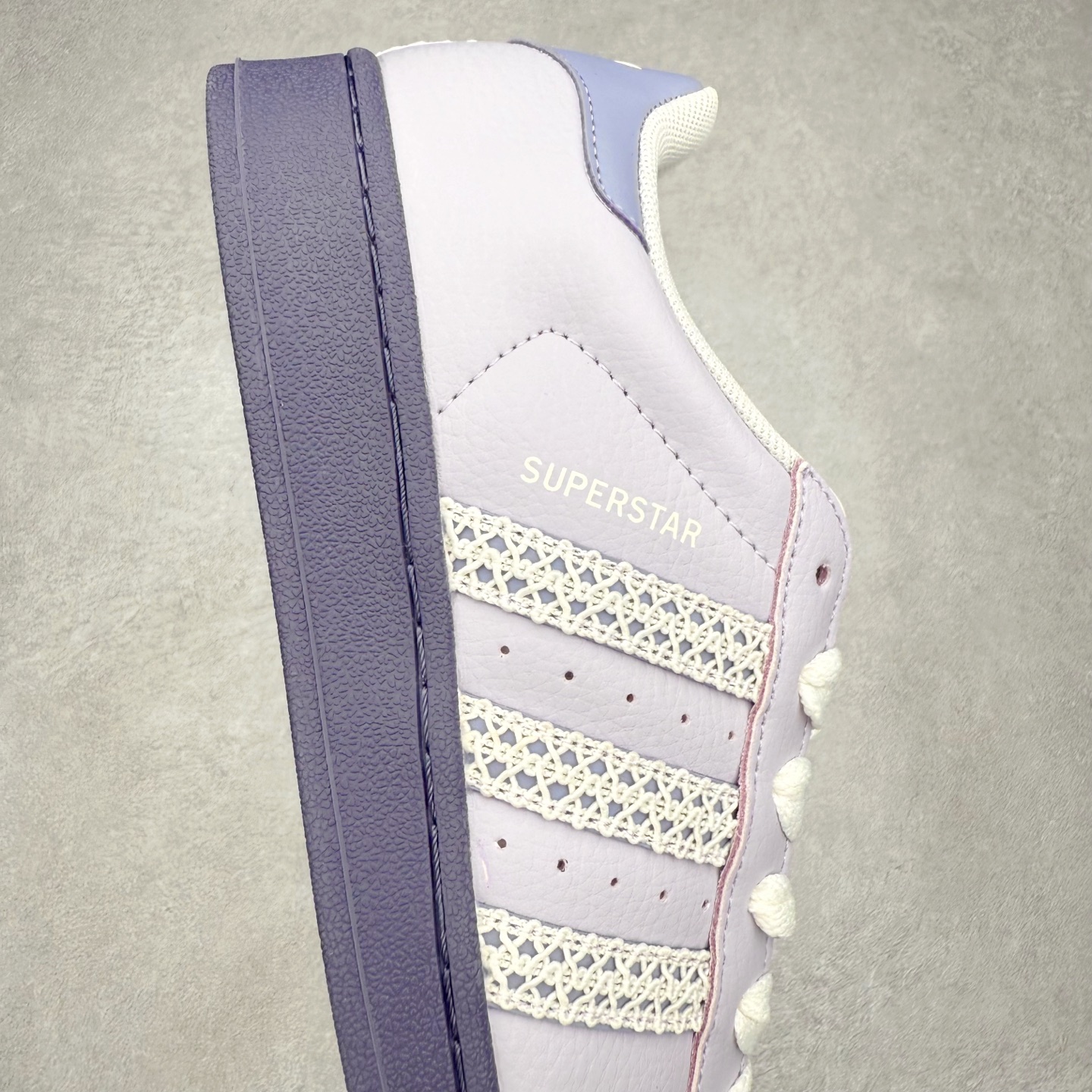 图片[6]-AD Originals Superstar 经典复古贝壳头板鞋 KJ4210 诞生于1969年 是第一双将全皮面鞋 身与橡胶鞋头结合在一起的低帮篮球鞋 Superstar最开始 是作为高帮篮球鞋Pro Model的低帮版本而出现的 但因为其独特和醒目的橡胶鞋头造型而让大家熟知 被大家形象地称为\\\”shelltoe\\\”贝壳头 在70年代的美国职业篮球场上 接近3/4的NBA球员都将这双Superstar作为场上用鞋 80年代之后 经过不断的改良和发展 Superstar逐渐成为横跨时装、音乐、街头文化、休闲和运动等各大领域的时尚潮鞋 尺码：36 36.5 37 38 38.5 39 40 40.5 41 42 42.5 43 44 44.5 45-选品中心