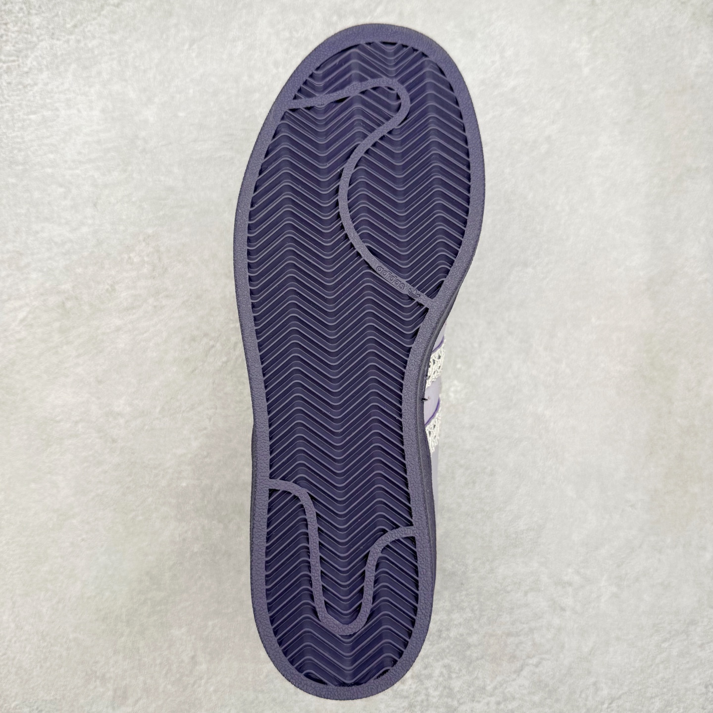 图片[9]-AD Originals Superstar 经典复古贝壳头板鞋 KJ4210 诞生于1969年 是第一双将全皮面鞋 身与橡胶鞋头结合在一起的低帮篮球鞋 Superstar最开始 是作为高帮篮球鞋Pro Model的低帮版本而出现的 但因为其独特和醒目的橡胶鞋头造型而让大家熟知 被大家形象地称为\\\”shelltoe\\\”贝壳头 在70年代的美国职业篮球场上 接近3/4的NBA球员都将这双Superstar作为场上用鞋 80年代之后 经过不断的改良和发展 Superstar逐渐成为横跨时装、音乐、街头文化、休闲和运动等各大领域的时尚潮鞋 尺码：36 36.5 37 38 38.5 39 40 40.5 41 42 42.5 43 44 44.5 45-选品中心