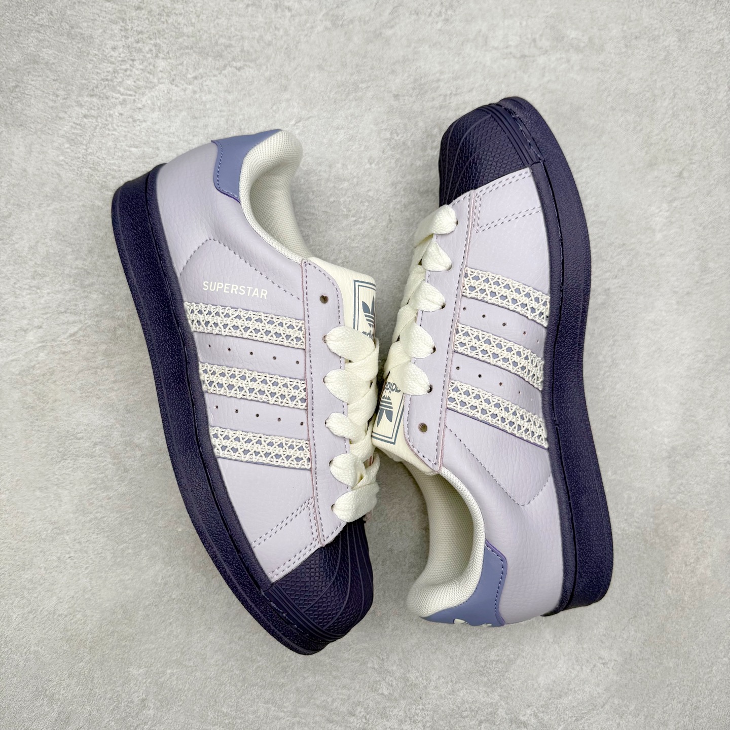 图片[3]-AD Originals Superstar 经典复古贝壳头板鞋 KJ4210 诞生于1969年 是第一双将全皮面鞋 身与橡胶鞋头结合在一起的低帮篮球鞋 Superstar最开始 是作为高帮篮球鞋Pro Model的低帮版本而出现的 但因为其独特和醒目的橡胶鞋头造型而让大家熟知 被大家形象地称为\\\”shelltoe\\\”贝壳头 在70年代的美国职业篮球场上 接近3/4的NBA球员都将这双Superstar作为场上用鞋 80年代之后 经过不断的改良和发展 Superstar逐渐成为横跨时装、音乐、街头文化、休闲和运动等各大领域的时尚潮鞋 尺码：36 36.5 37 38 38.5 39 40 40.5 41 42 42.5 43 44 44.5 45-选品中心