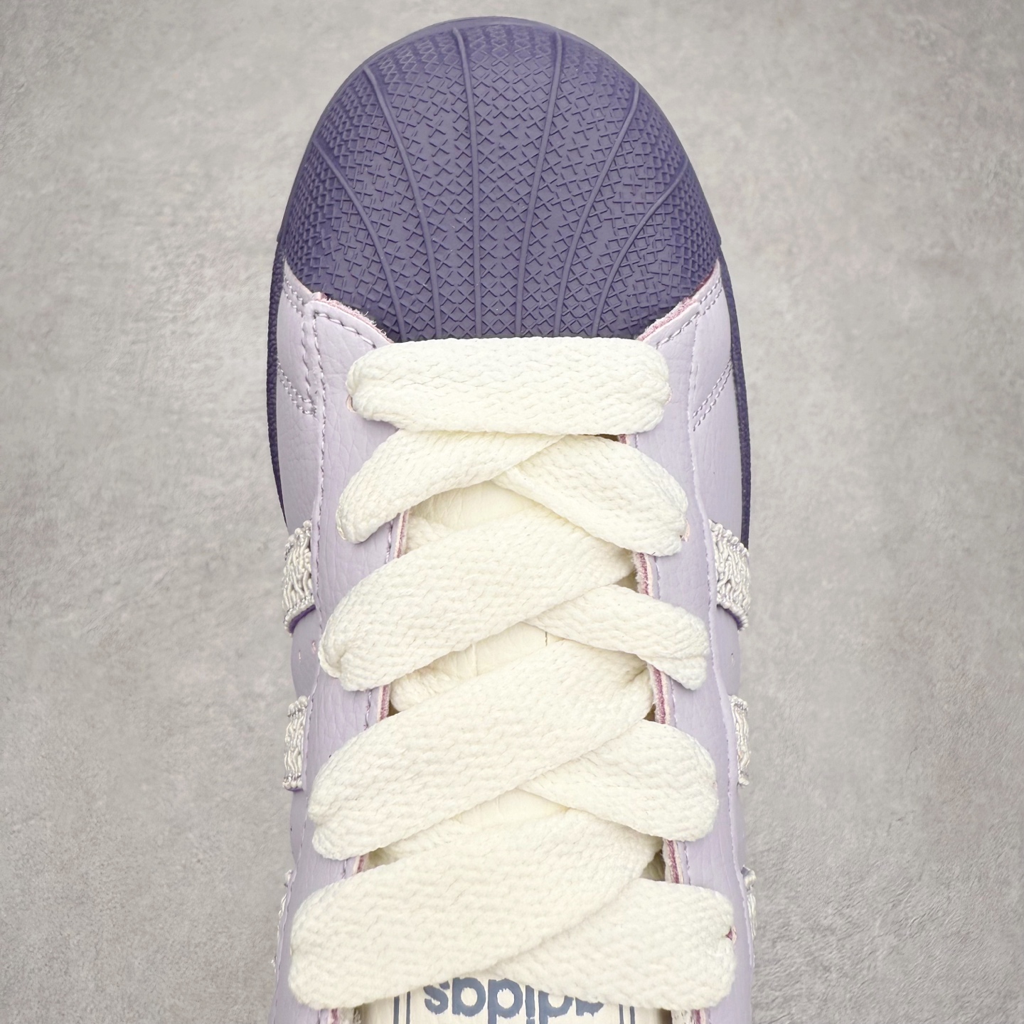 图片[4]-AD Originals Superstar 经典复古贝壳头板鞋 KJ4210 诞生于1969年 是第一双将全皮面鞋 身与橡胶鞋头结合在一起的低帮篮球鞋 Superstar最开始 是作为高帮篮球鞋Pro Model的低帮版本而出现的 但因为其独特和醒目的橡胶鞋头造型而让大家熟知 被大家形象地称为\\\”shelltoe\\\”贝壳头 在70年代的美国职业篮球场上 接近3/4的NBA球员都将这双Superstar作为场上用鞋 80年代之后 经过不断的改良和发展 Superstar逐渐成为横跨时装、音乐、街头文化、休闲和运动等各大领域的时尚潮鞋 尺码：36 36.5 37 38 38.5 39 40 40.5 41 42 42.5 43 44 44.5 45-选品中心