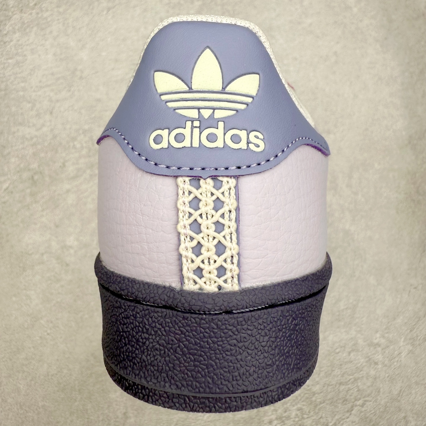 图片[8]-AD Originals Superstar 经典复古贝壳头板鞋 KJ4210 诞生于1969年 是第一双将全皮面鞋 身与橡胶鞋头结合在一起的低帮篮球鞋 Superstar最开始 是作为高帮篮球鞋Pro Model的低帮版本而出现的 但因为其独特和醒目的橡胶鞋头造型而让大家熟知 被大家形象地称为\\\”shelltoe\\\”贝壳头 在70年代的美国职业篮球场上 接近3/4的NBA球员都将这双Superstar作为场上用鞋 80年代之后 经过不断的改良和发展 Superstar逐渐成为横跨时装、音乐、街头文化、休闲和运动等各大领域的时尚潮鞋 尺码：36 36.5 37 38 38.5 39 40 40.5 41 42 42.5 43 44 44.5 45-选品中心