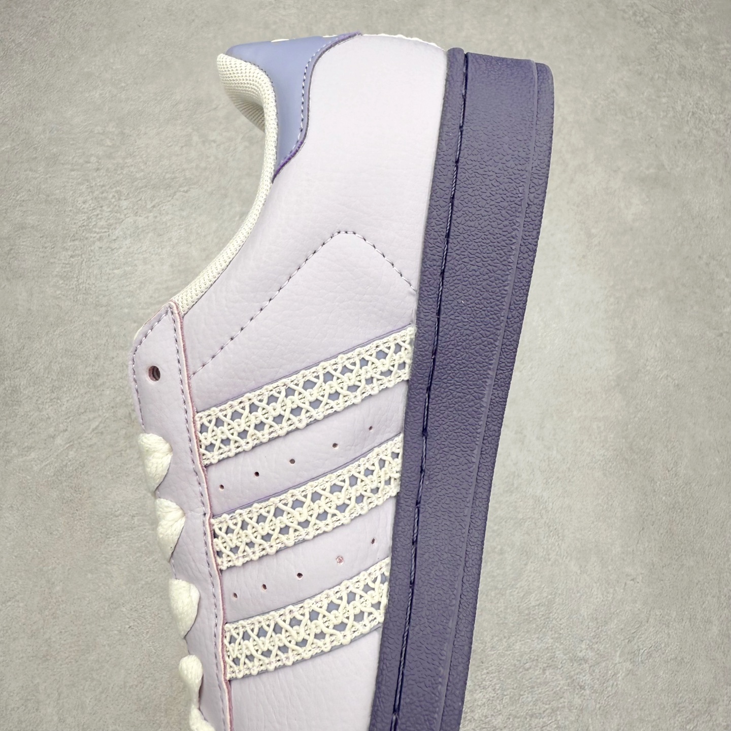 图片[7]-AD Originals Superstar 经典复古贝壳头板鞋 KJ4210 诞生于1969年 是第一双将全皮面鞋 身与橡胶鞋头结合在一起的低帮篮球鞋 Superstar最开始 是作为高帮篮球鞋Pro Model的低帮版本而出现的 但因为其独特和醒目的橡胶鞋头造型而让大家熟知 被大家形象地称为\\\”shelltoe\\\”贝壳头 在70年代的美国职业篮球场上 接近3/4的NBA球员都将这双Superstar作为场上用鞋 80年代之后 经过不断的改良和发展 Superstar逐渐成为横跨时装、音乐、街头文化、休闲和运动等各大领域的时尚潮鞋 尺码：36 36.5 37 38 38.5 39 40 40.5 41 42 42.5 43 44 44.5 45-选品中心