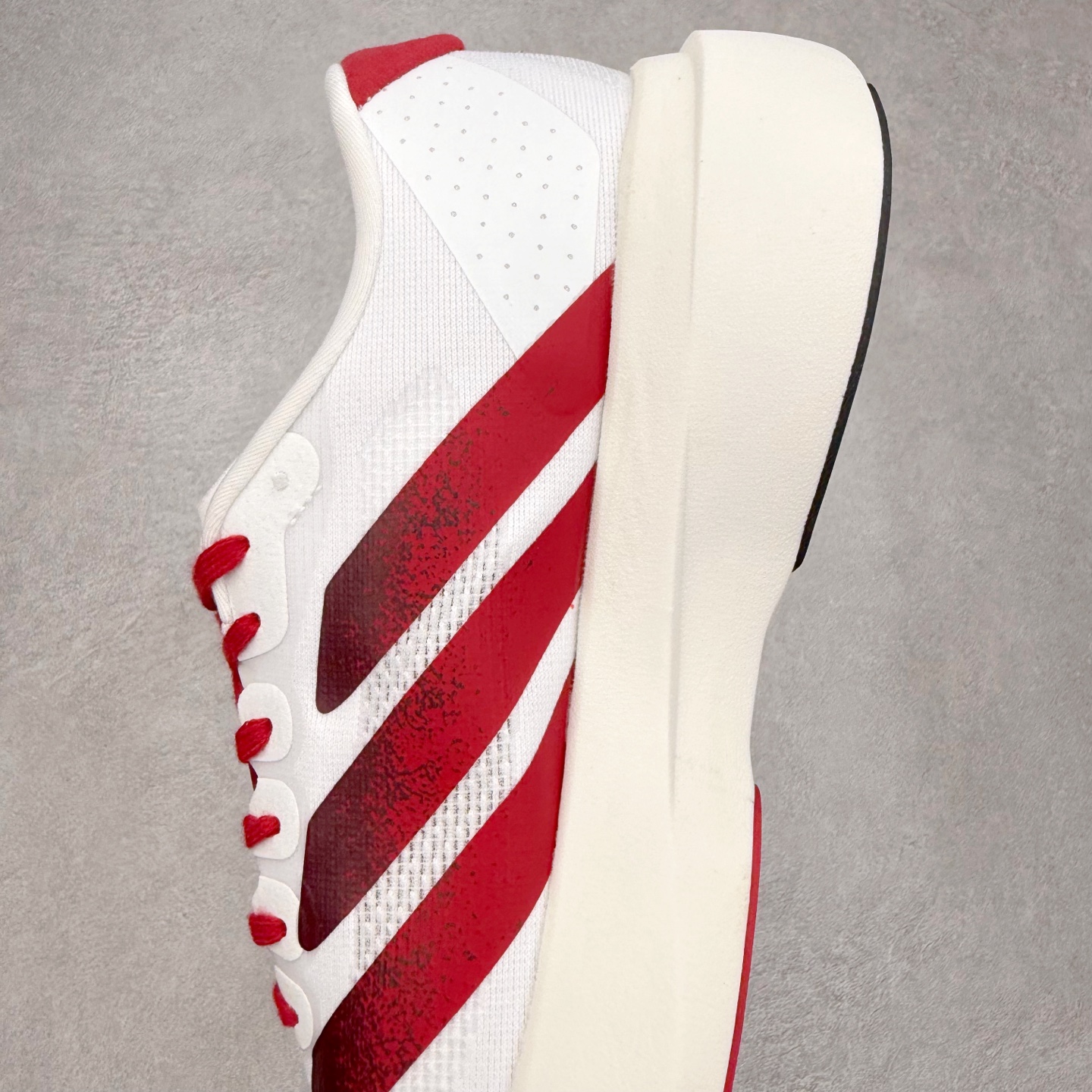 图片[7]-AD Adizero EVO SL 马拉松竞速专业跑鞋 JQ4567 CELERMESH针织网面非常轻薄 纤维间的缝隙很大 可以保证跑步时的透气、排汗效果 鞋舌直接与两侧的内衬和鞋底连接在一起 在跑步过程中不会被鞋舌的左右移动所困扰 在标准鞋带孔的基础上再拓宽一组鞋带孔 适合不同脚型的需求 突破性 EnergyRods 技术，有助于跑者实现更好的成绩 中底独特的LIGHTSTRIKE PRO泡棉材质 微弹感觉在跑步过程中给予了良好的支撑体验 对于顶级精英和高水平进阶跑者来说 ADIOS PRO是一双值得信赖的竞速比赛用鞋 尺码：36 36.5 37.5 38 38.5 39 40 40.5 41 42 42.5 43 44 44.5 45-选品中心