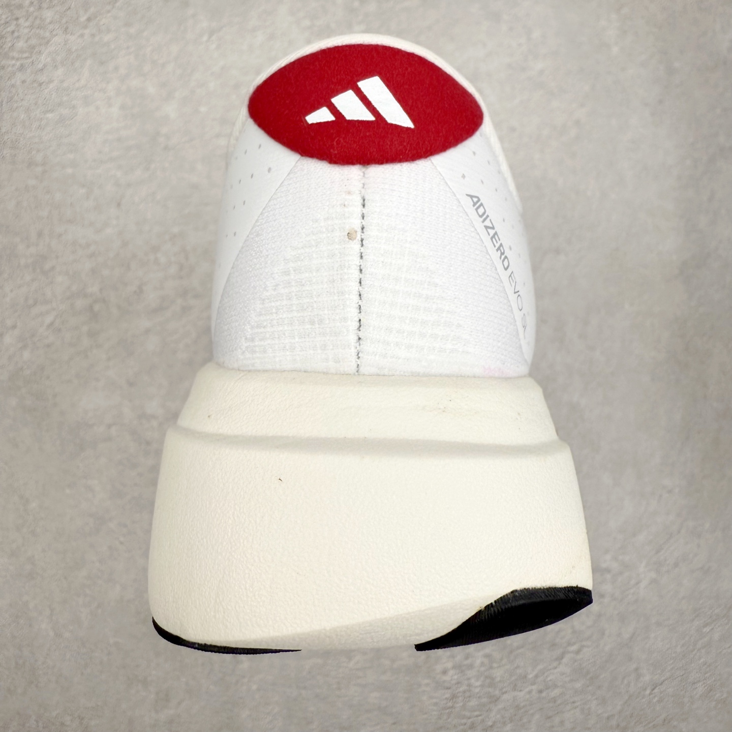 图片[8]-AD Adizero EVO SL 马拉松竞速专业跑鞋 JQ4567 CELERMESH针织网面非常轻薄 纤维间的缝隙很大 可以保证跑步时的透气、排汗效果 鞋舌直接与两侧的内衬和鞋底连接在一起 在跑步过程中不会被鞋舌的左右移动所困扰 在标准鞋带孔的基础上再拓宽一组鞋带孔 适合不同脚型的需求 突破性 EnergyRods 技术，有助于跑者实现更好的成绩 中底独特的LIGHTSTRIKE PRO泡棉材质 微弹感觉在跑步过程中给予了良好的支撑体验 对于顶级精英和高水平进阶跑者来说 ADIOS PRO是一双值得信赖的竞速比赛用鞋 尺码：36 36.5 37.5 38 38.5 39 40 40.5 41 42 42.5 43 44 44.5 45-选品中心