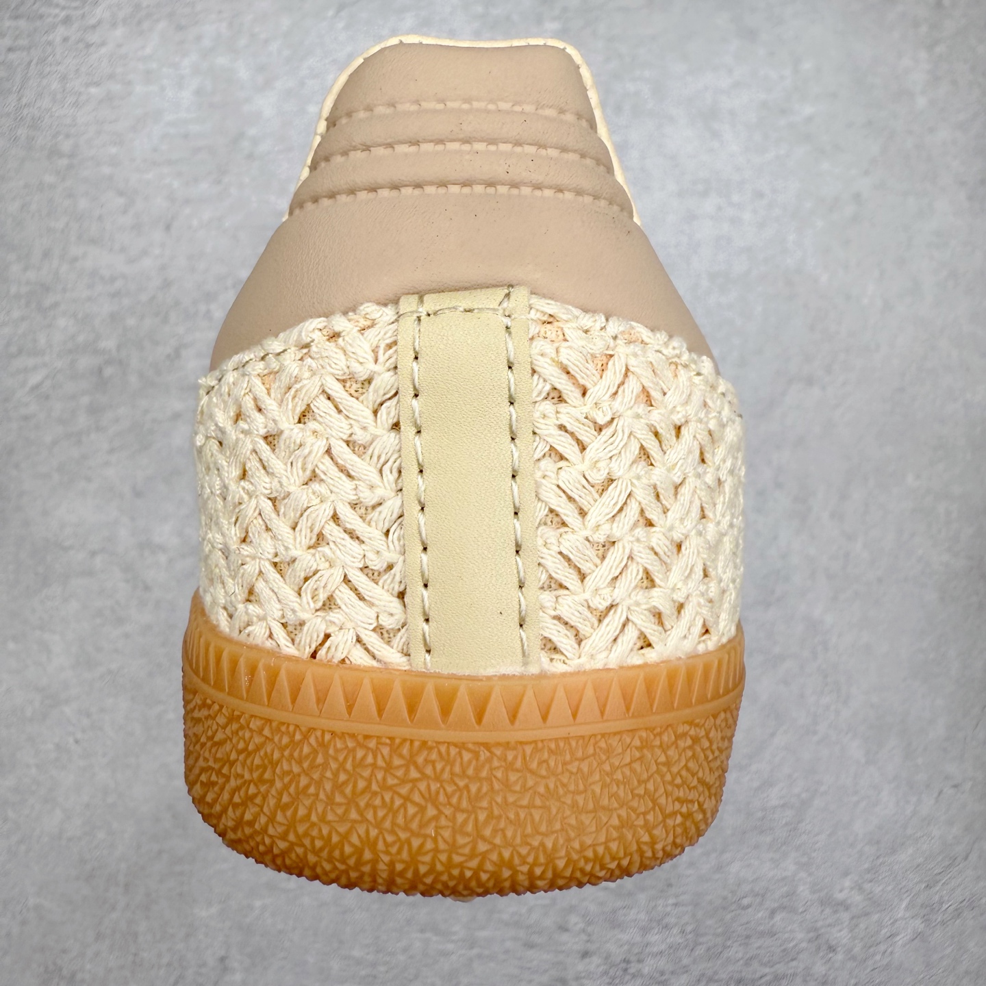 图片[8]-AD Original Samba OG 复古经典轻便板鞋 JR9446 口碑大厂出品 品控大底版型不断改良更新 全套原纸板楦头开发 确保原汁原味 完美呈现桑巴版型 一比一鞋头弧度高度鞋身弧度 此版本只针对中端市场 皮料材质有所更替 其他数据细节工艺流程均保持一致 绝不口嗨 细节品控鞋型随意对比 正确烫金高频细节 原装纳米超迁皮料 独家私模橡胶大底 原盒原配 这款桑巴鞋展示了高质量的工艺 带有装饰的超锁缝制和无缝的手感 柔软、柔软的皮革造型和标志性的3条纹完成了精致的外观 正规合身鞋带 鞋面上有绒面鞋垫 橡胶鞋底 享受正畸套筒软感 自50年代首次亮相以来就一直在赢得粉丝的青睐 尺码：35.5 36 36.5 37.5 38 38.5 39 40 40.5 41 42 42.5 43 44 44.5 45-选品中心