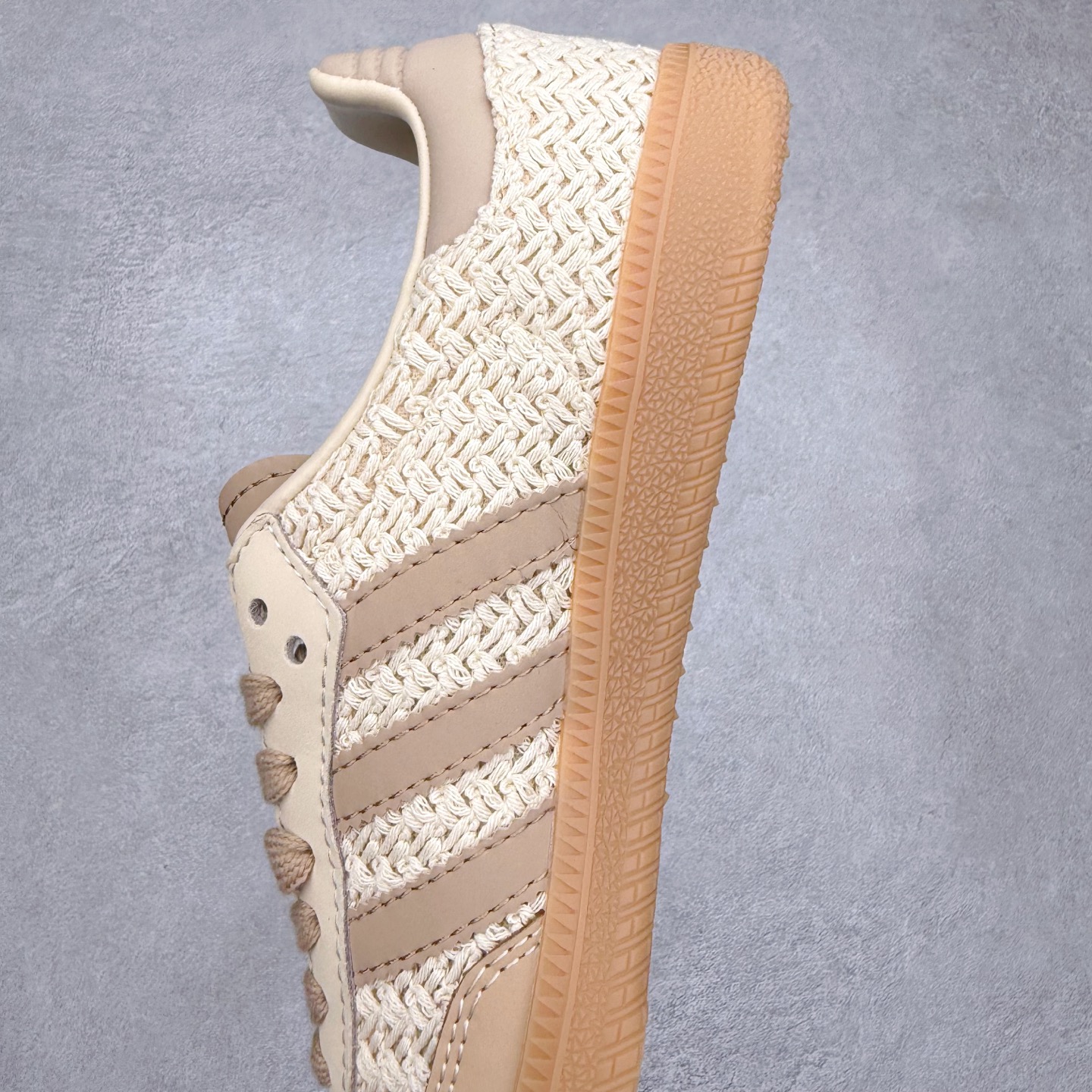 图片[7]-AD Original Samba OG 复古经典轻便板鞋 JR9446 口碑大厂出品 品控大底版型不断改良更新 全套原纸板楦头开发 确保原汁原味 完美呈现桑巴版型 一比一鞋头弧度高度鞋身弧度 此版本只针对中端市场 皮料材质有所更替 其他数据细节工艺流程均保持一致 绝不口嗨 细节品控鞋型随意对比 正确烫金高频细节 原装纳米超迁皮料 独家私模橡胶大底 原盒原配 这款桑巴鞋展示了高质量的工艺 带有装饰的超锁缝制和无缝的手感 柔软、柔软的皮革造型和标志性的3条纹完成了精致的外观 正规合身鞋带 鞋面上有绒面鞋垫 橡胶鞋底 享受正畸套筒软感 自50年代首次亮相以来就一直在赢得粉丝的青睐 尺码：35.5 36 36.5 37.5 38 38.5 39 40 40.5 41 42 42.5 43 44 44.5 45-选品中心