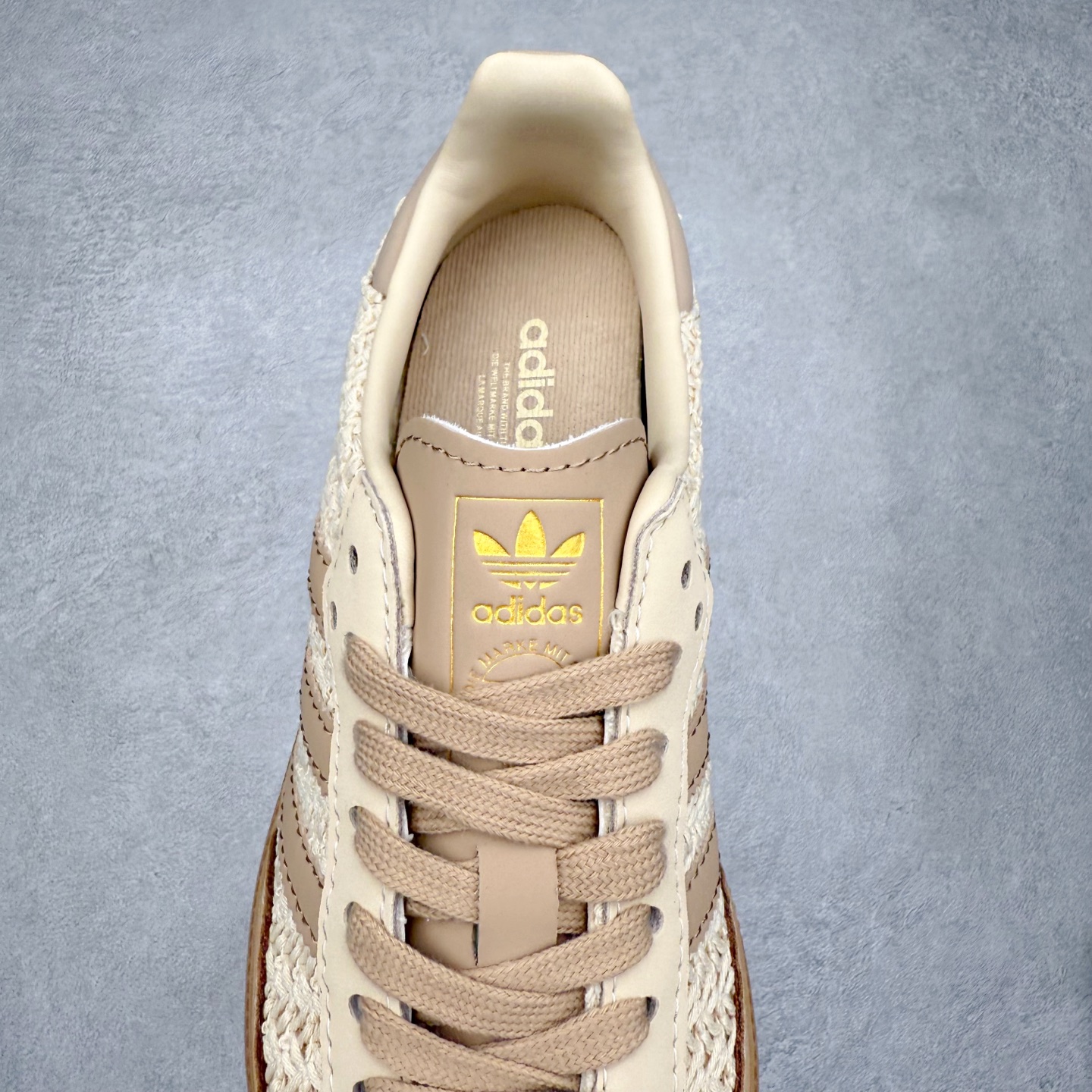 图片[5]-AD Original Samba OG 复古经典轻便板鞋 JR9446 口碑大厂出品 品控大底版型不断改良更新 全套原纸板楦头开发 确保原汁原味 完美呈现桑巴版型 一比一鞋头弧度高度鞋身弧度 此版本只针对中端市场 皮料材质有所更替 其他数据细节工艺流程均保持一致 绝不口嗨 细节品控鞋型随意对比 正确烫金高频细节 原装纳米超迁皮料 独家私模橡胶大底 原盒原配 这款桑巴鞋展示了高质量的工艺 带有装饰的超锁缝制和无缝的手感 柔软、柔软的皮革造型和标志性的3条纹完成了精致的外观 正规合身鞋带 鞋面上有绒面鞋垫 橡胶鞋底 享受正畸套筒软感 自50年代首次亮相以来就一直在赢得粉丝的青睐 尺码：35.5 36 36.5 37.5 38 38.5 39 40 40.5 41 42 42.5 43 44 44.5 45-选品中心