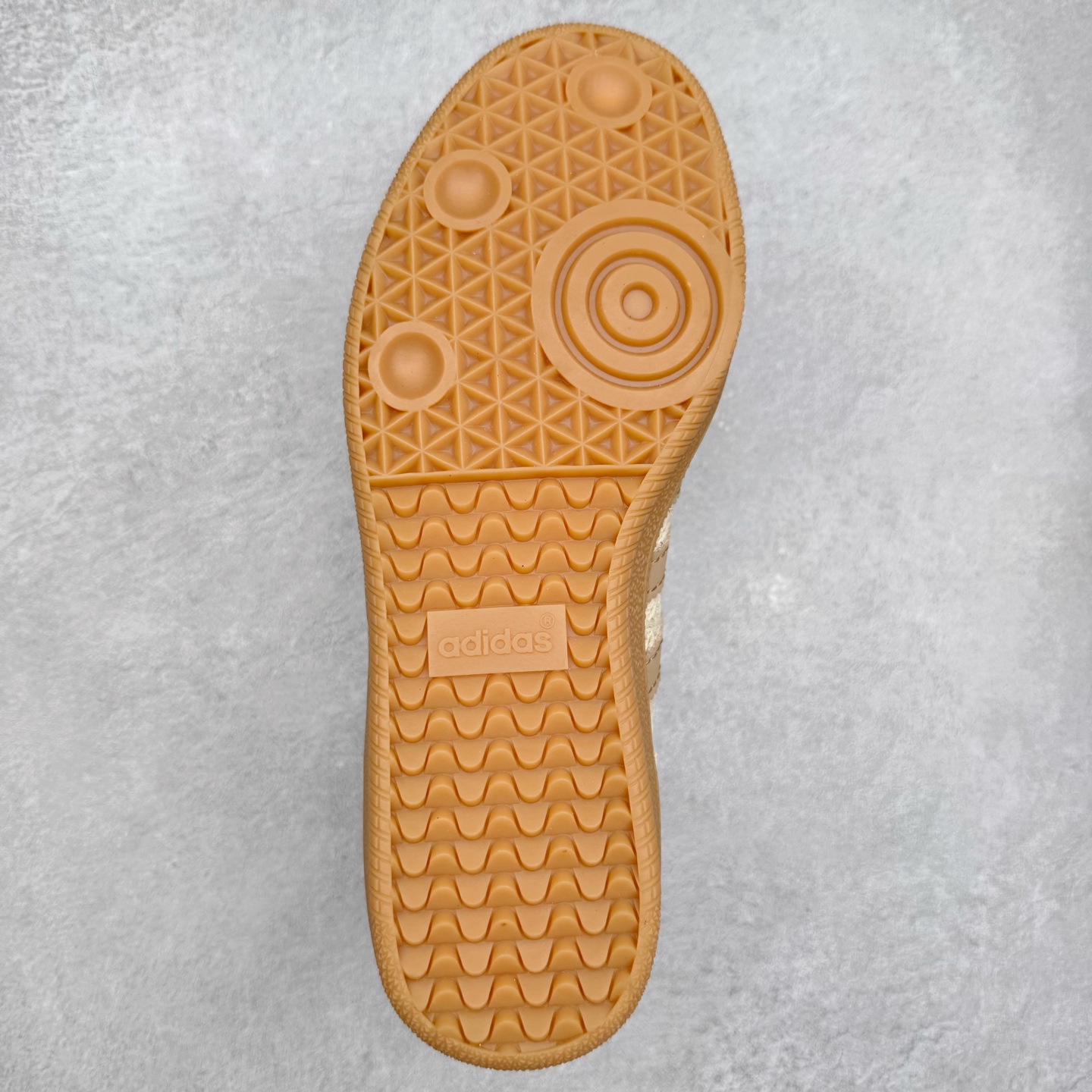 图片[9]-AD Original Samba OG 复古经典轻便板鞋 JR9446 口碑大厂出品 品控大底版型不断改良更新 全套原纸板楦头开发 确保原汁原味 完美呈现桑巴版型 一比一鞋头弧度高度鞋身弧度 此版本只针对中端市场 皮料材质有所更替 其他数据细节工艺流程均保持一致 绝不口嗨 细节品控鞋型随意对比 正确烫金高频细节 原装纳米超迁皮料 独家私模橡胶大底 原盒原配 这款桑巴鞋展示了高质量的工艺 带有装饰的超锁缝制和无缝的手感 柔软、柔软的皮革造型和标志性的3条纹完成了精致的外观 正规合身鞋带 鞋面上有绒面鞋垫 橡胶鞋底 享受正畸套筒软感 自50年代首次亮相以来就一直在赢得粉丝的青睐 尺码：35.5 36 36.5 37.5 38 38.5 39 40 40.5 41 42 42.5 43 44 44.5 45-选品中心