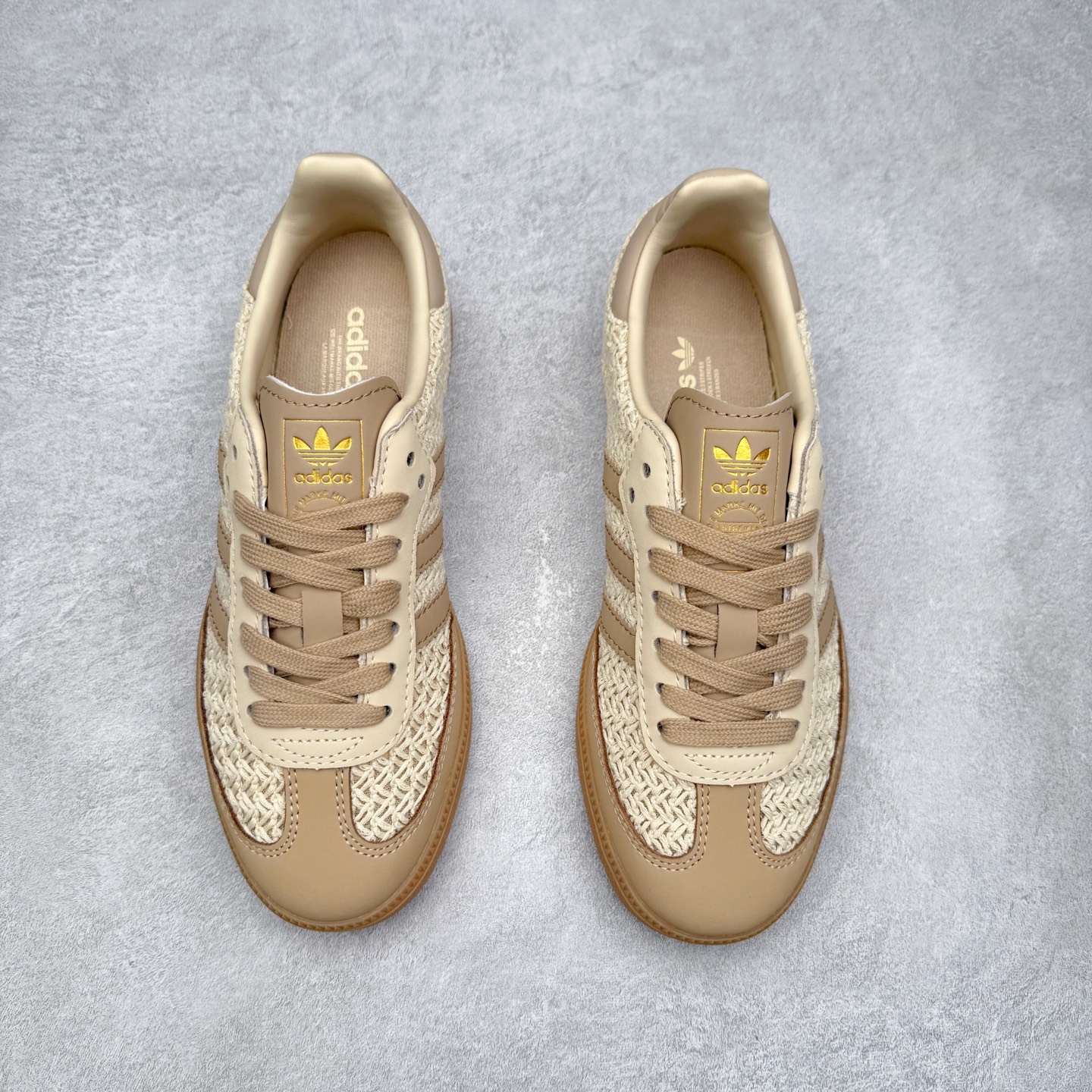 图片[2]-AD Original Samba OG 复古经典轻便板鞋 JR9446 口碑大厂出品 品控大底版型不断改良更新 全套原纸板楦头开发 确保原汁原味 完美呈现桑巴版型 一比一鞋头弧度高度鞋身弧度 此版本只针对中端市场 皮料材质有所更替 其他数据细节工艺流程均保持一致 绝不口嗨 细节品控鞋型随意对比 正确烫金高频细节 原装纳米超迁皮料 独家私模橡胶大底 原盒原配 这款桑巴鞋展示了高质量的工艺 带有装饰的超锁缝制和无缝的手感 柔软、柔软的皮革造型和标志性的3条纹完成了精致的外观 正规合身鞋带 鞋面上有绒面鞋垫 橡胶鞋底 享受正畸套筒软感 自50年代首次亮相以来就一直在赢得粉丝的青睐 尺码：35.5 36 36.5 37.5 38 38.5 39 40 40.5 41 42 42.5 43 44 44.5 45-选品中心