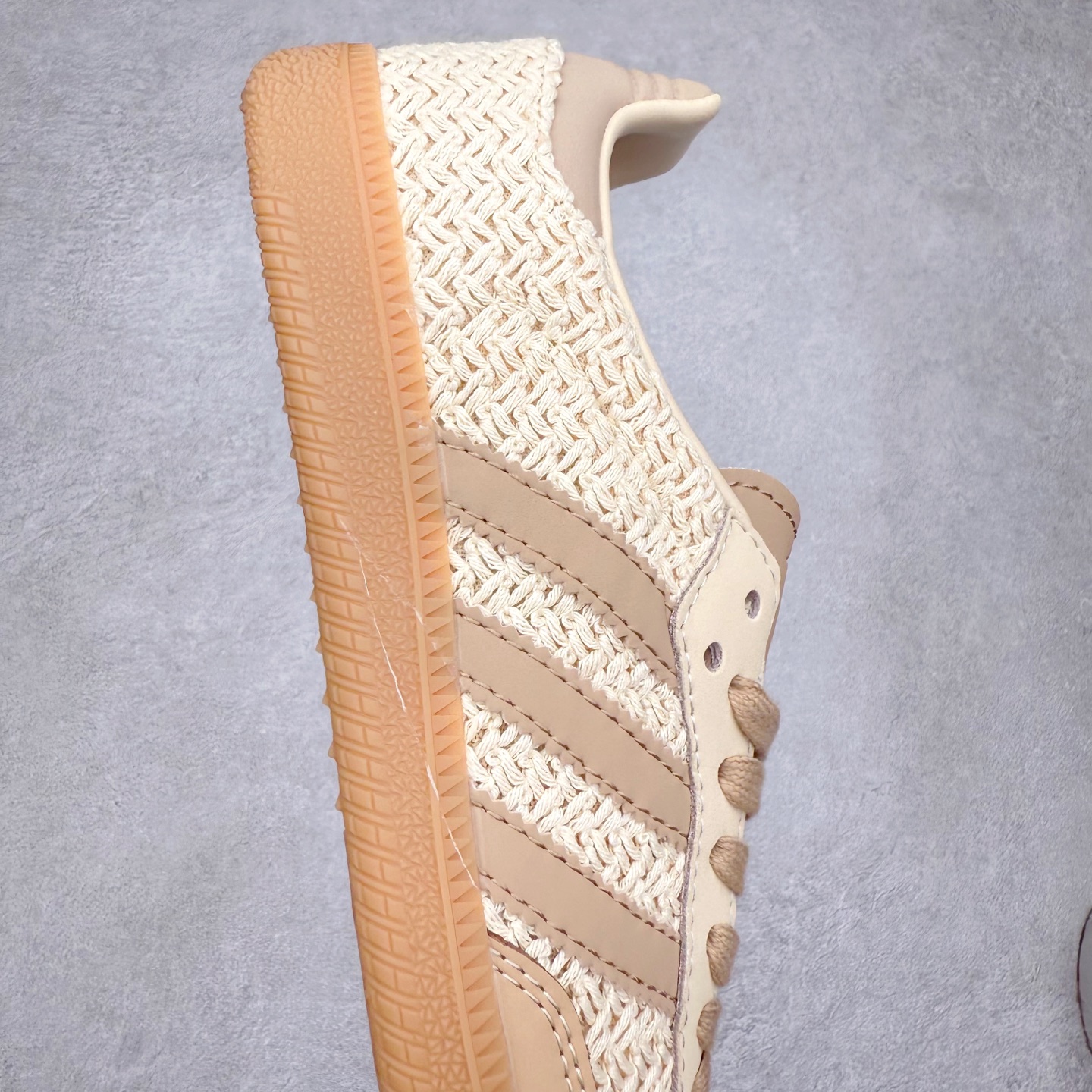 图片[6]-AD Original Samba OG 复古经典轻便板鞋 JR9446 口碑大厂出品 品控大底版型不断改良更新 全套原纸板楦头开发 确保原汁原味 完美呈现桑巴版型 一比一鞋头弧度高度鞋身弧度 此版本只针对中端市场 皮料材质有所更替 其他数据细节工艺流程均保持一致 绝不口嗨 细节品控鞋型随意对比 正确烫金高频细节 原装纳米超迁皮料 独家私模橡胶大底 原盒原配 这款桑巴鞋展示了高质量的工艺 带有装饰的超锁缝制和无缝的手感 柔软、柔软的皮革造型和标志性的3条纹完成了精致的外观 正规合身鞋带 鞋面上有绒面鞋垫 橡胶鞋底 享受正畸套筒软感 自50年代首次亮相以来就一直在赢得粉丝的青睐 尺码：35.5 36 36.5 37.5 38 38.5 39 40 40.5 41 42 42.5 43 44 44.5 45-选品中心