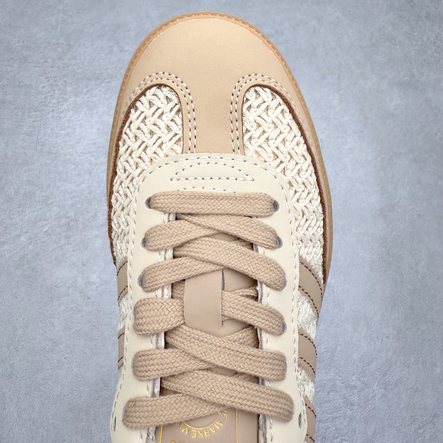 图片[4]-AD Original Samba OG 复古经典轻便板鞋 JR9446 口碑大厂出品 品控大底版型不断改良更新 全套原纸板楦头开发 确保原汁原味 完美呈现桑巴版型 一比一鞋头弧度高度鞋身弧度 此版本只针对中端市场 皮料材质有所更替 其他数据细节工艺流程均保持一致 绝不口嗨 细节品控鞋型随意对比 正确烫金高频细节 原装纳米超迁皮料 独家私模橡胶大底 原盒原配 这款桑巴鞋展示了高质量的工艺 带有装饰的超锁缝制和无缝的手感 柔软、柔软的皮革造型和标志性的3条纹完成了精致的外观 正规合身鞋带 鞋面上有绒面鞋垫 橡胶鞋底 享受正畸套筒软感 自50年代首次亮相以来就一直在赢得粉丝的青睐 尺码：35.5 36 36.5 37.5 38 38.5 39 40 40.5 41 42 42.5 43 44 44.5 45-选品中心