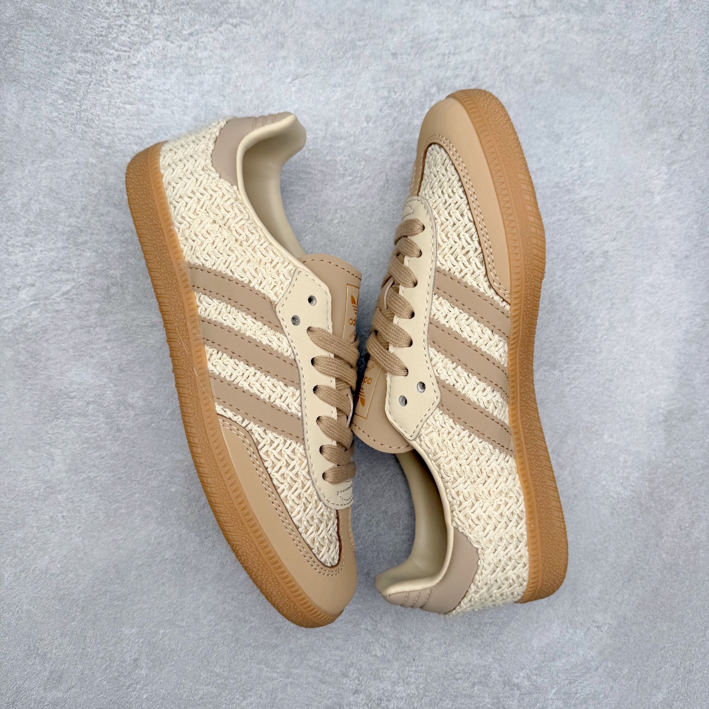 图片[3]-AD Original Samba OG 复古经典轻便板鞋 JR9446 口碑大厂出品 品控大底版型不断改良更新 全套原纸板楦头开发 确保原汁原味 完美呈现桑巴版型 一比一鞋头弧度高度鞋身弧度 此版本只针对中端市场 皮料材质有所更替 其他数据细节工艺流程均保持一致 绝不口嗨 细节品控鞋型随意对比 正确烫金高频细节 原装纳米超迁皮料 独家私模橡胶大底 原盒原配 这款桑巴鞋展示了高质量的工艺 带有装饰的超锁缝制和无缝的手感 柔软、柔软的皮革造型和标志性的3条纹完成了精致的外观 正规合身鞋带 鞋面上有绒面鞋垫 橡胶鞋底 享受正畸套筒软感 自50年代首次亮相以来就一直在赢得粉丝的青睐 尺码：35.5 36 36.5 37.5 38 38.5 39 40 40.5 41 42 42.5 43 44 44.5 45-选品中心