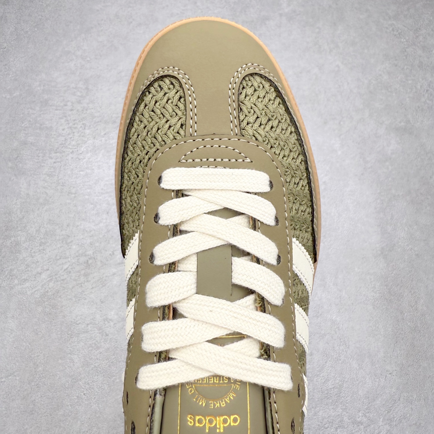 图片[4]-AD Original Samba OG 复古经典轻便板鞋 JR9447 口碑大厂出品 品控大底版型不断改良更新 全套原纸板楦头开发 确保原汁原味 完美呈现桑巴版型 一比一鞋头弧度高度鞋身弧度 此版本只针对中端市场 皮料材质有所更替 其他数据细节工艺流程均保持一致 绝不口嗨 细节品控鞋型随意对比 正确烫金高频细节 原装纳米超迁皮料 独家私模橡胶大底 原盒原配 这款桑巴鞋展示了高质量的工艺 带有装饰的超锁缝制和无缝的手感 柔软、柔软的皮革造型和标志性的3条纹完成了精致的外观 正规合身鞋带 鞋面上有绒面鞋垫 橡胶鞋底 享受正畸套筒软感 自50年代首次亮相以来就一直在赢得粉丝的青睐 尺码：35.5 36 36.5 37.5 38 38.5 39 40 40.5 41 42 42.5 43 44 44.5 45-选品中心