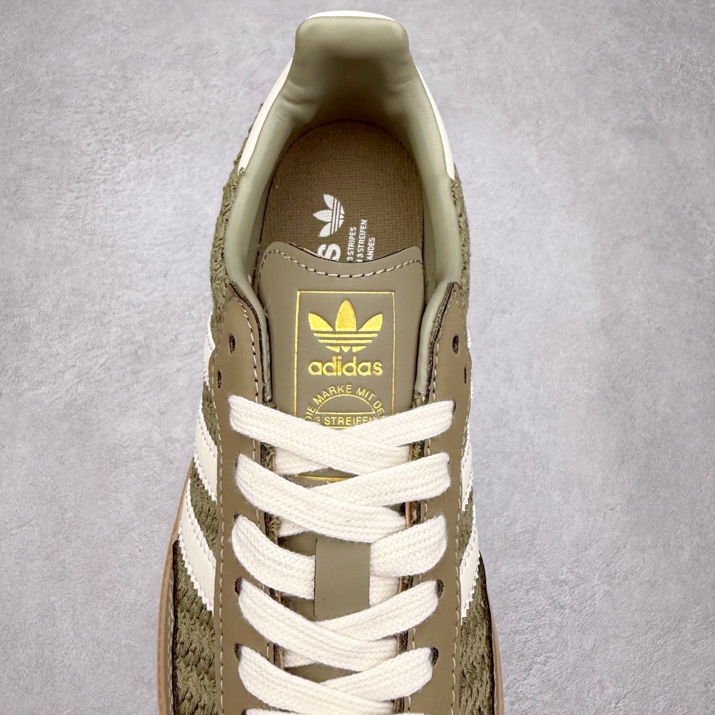 图片[5]-AD Original Samba OG 复古经典轻便板鞋 JR9447 口碑大厂出品 品控大底版型不断改良更新 全套原纸板楦头开发 确保原汁原味 完美呈现桑巴版型 一比一鞋头弧度高度鞋身弧度 此版本只针对中端市场 皮料材质有所更替 其他数据细节工艺流程均保持一致 绝不口嗨 细节品控鞋型随意对比 正确烫金高频细节 原装纳米超迁皮料 独家私模橡胶大底 原盒原配 这款桑巴鞋展示了高质量的工艺 带有装饰的超锁缝制和无缝的手感 柔软、柔软的皮革造型和标志性的3条纹完成了精致的外观 正规合身鞋带 鞋面上有绒面鞋垫 橡胶鞋底 享受正畸套筒软感 自50年代首次亮相以来就一直在赢得粉丝的青睐 尺码：35.5 36 36.5 37.5 38 38.5 39 40 40.5 41 42 42.5 43 44 44.5 45-选品中心