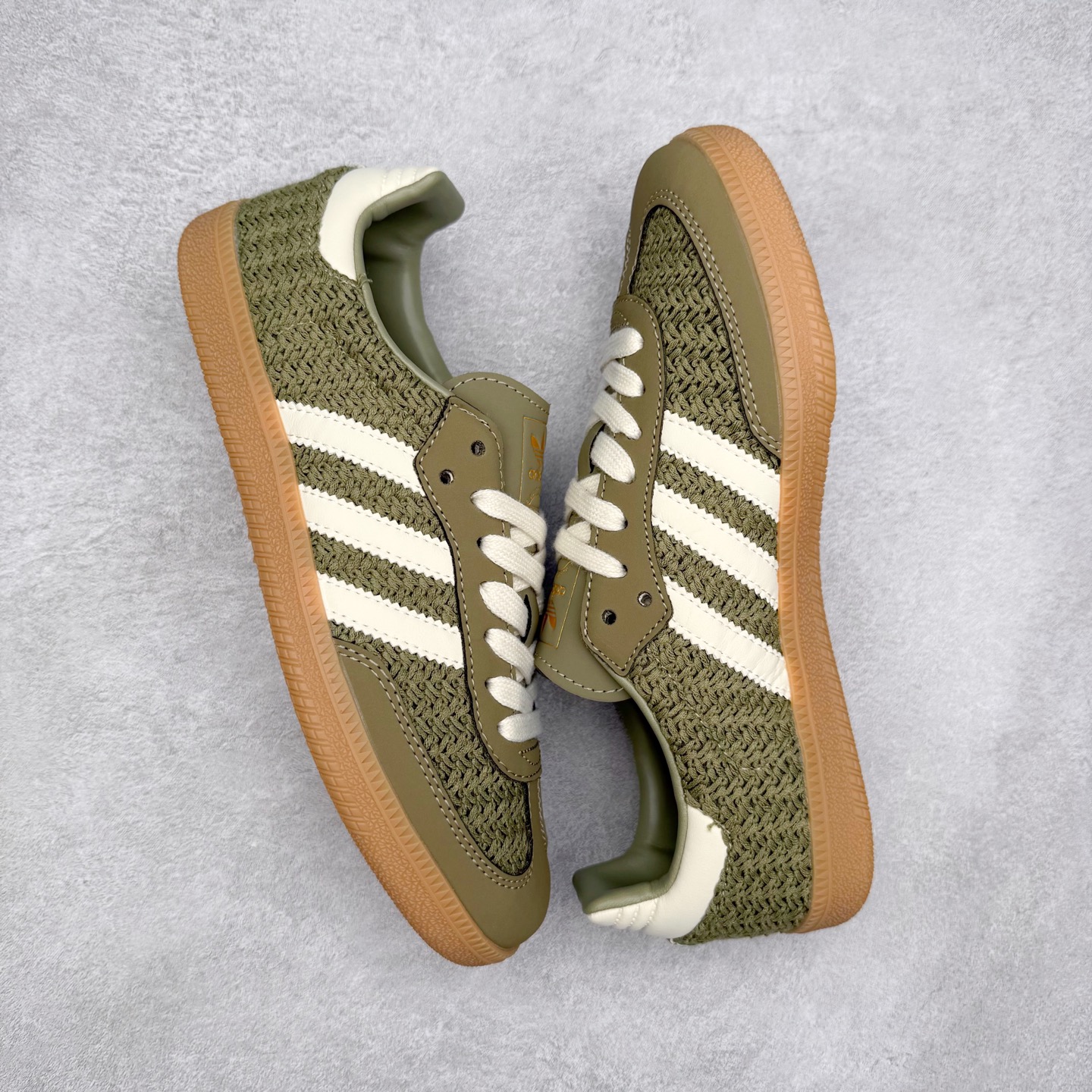 图片[3]-AD Original Samba OG 复古经典轻便板鞋 JR9447 口碑大厂出品 品控大底版型不断改良更新 全套原纸板楦头开发 确保原汁原味 完美呈现桑巴版型 一比一鞋头弧度高度鞋身弧度 此版本只针对中端市场 皮料材质有所更替 其他数据细节工艺流程均保持一致 绝不口嗨 细节品控鞋型随意对比 正确烫金高频细节 原装纳米超迁皮料 独家私模橡胶大底 原盒原配 这款桑巴鞋展示了高质量的工艺 带有装饰的超锁缝制和无缝的手感 柔软、柔软的皮革造型和标志性的3条纹完成了精致的外观 正规合身鞋带 鞋面上有绒面鞋垫 橡胶鞋底 享受正畸套筒软感 自50年代首次亮相以来就一直在赢得粉丝的青睐 尺码：35.5 36 36.5 37.5 38 38.5 39 40 40.5 41 42 42.5 43 44 44.5 45-选品中心