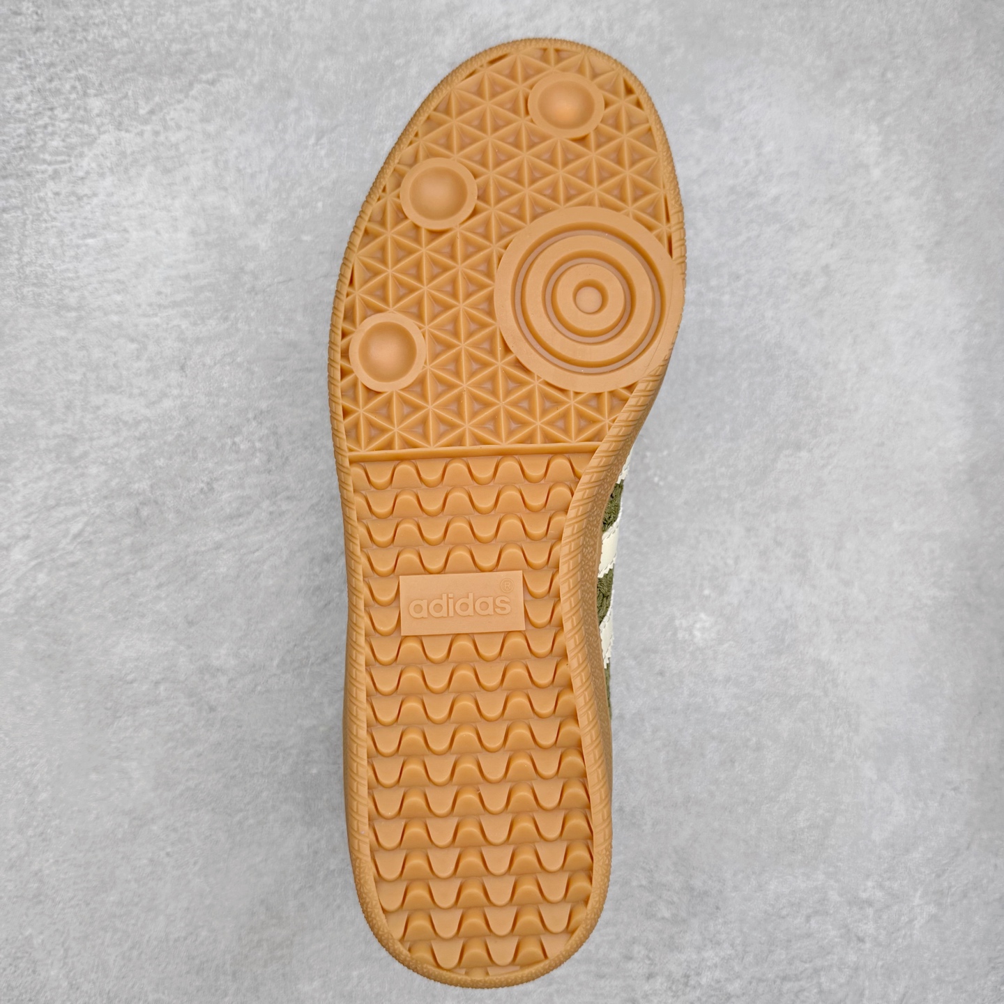 图片[9]-AD Original Samba OG 复古经典轻便板鞋 JR9447 口碑大厂出品 品控大底版型不断改良更新 全套原纸板楦头开发 确保原汁原味 完美呈现桑巴版型 一比一鞋头弧度高度鞋身弧度 此版本只针对中端市场 皮料材质有所更替 其他数据细节工艺流程均保持一致 绝不口嗨 细节品控鞋型随意对比 正确烫金高频细节 原装纳米超迁皮料 独家私模橡胶大底 原盒原配 这款桑巴鞋展示了高质量的工艺 带有装饰的超锁缝制和无缝的手感 柔软、柔软的皮革造型和标志性的3条纹完成了精致的外观 正规合身鞋带 鞋面上有绒面鞋垫 橡胶鞋底 享受正畸套筒软感 自50年代首次亮相以来就一直在赢得粉丝的青睐 尺码：35.5 36 36.5 37.5 38 38.5 39 40 40.5 41 42 42.5 43 44 44.5 45-选品中心