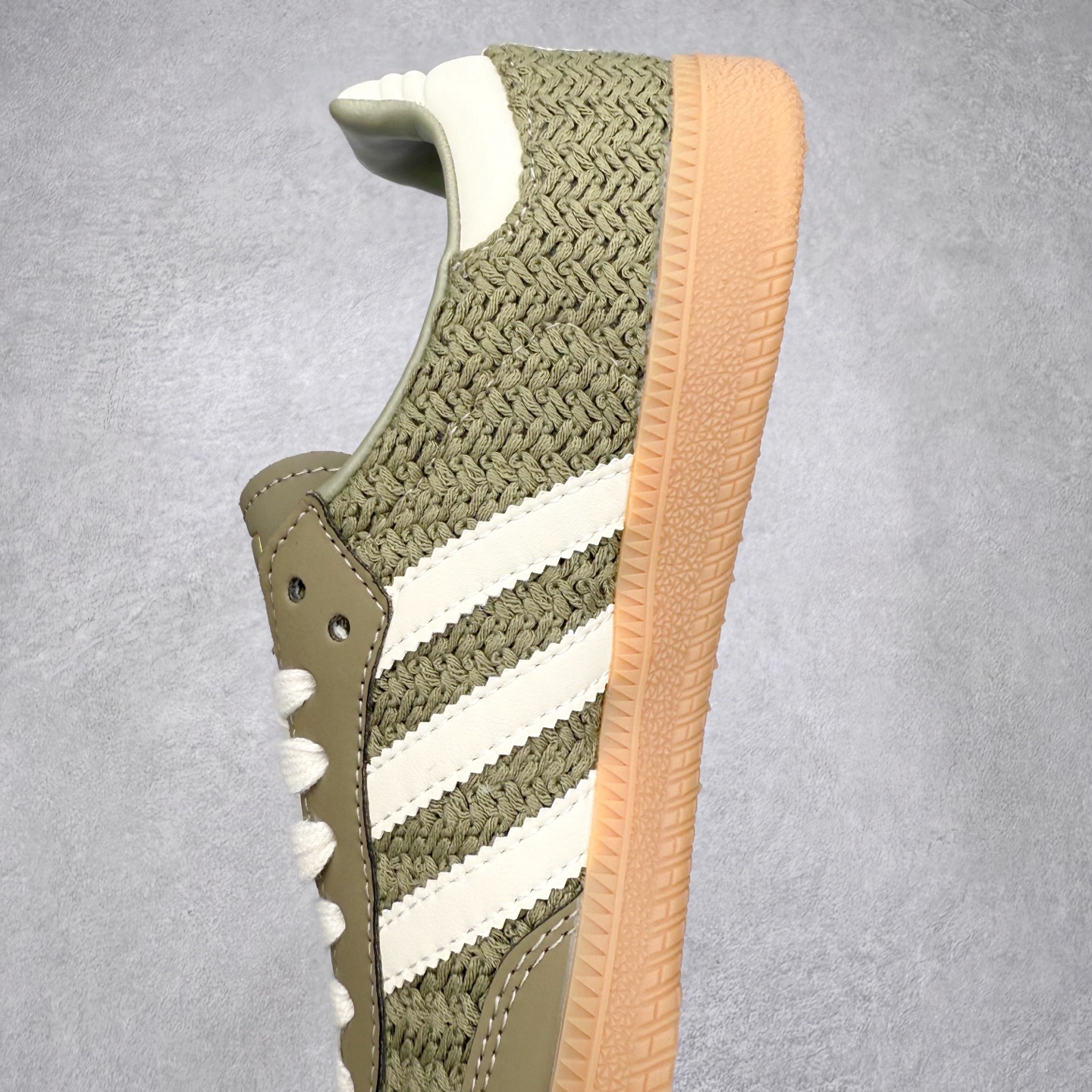 图片[7]-AD Original Samba OG 复古经典轻便板鞋 JR9447 口碑大厂出品 品控大底版型不断改良更新 全套原纸板楦头开发 确保原汁原味 完美呈现桑巴版型 一比一鞋头弧度高度鞋身弧度 此版本只针对中端市场 皮料材质有所更替 其他数据细节工艺流程均保持一致 绝不口嗨 细节品控鞋型随意对比 正确烫金高频细节 原装纳米超迁皮料 独家私模橡胶大底 原盒原配 这款桑巴鞋展示了高质量的工艺 带有装饰的超锁缝制和无缝的手感 柔软、柔软的皮革造型和标志性的3条纹完成了精致的外观 正规合身鞋带 鞋面上有绒面鞋垫 橡胶鞋底 享受正畸套筒软感 自50年代首次亮相以来就一直在赢得粉丝的青睐 尺码：35.5 36 36.5 37.5 38 38.5 39 40 40.5 41 42 42.5 43 44 44.5 45-选品中心