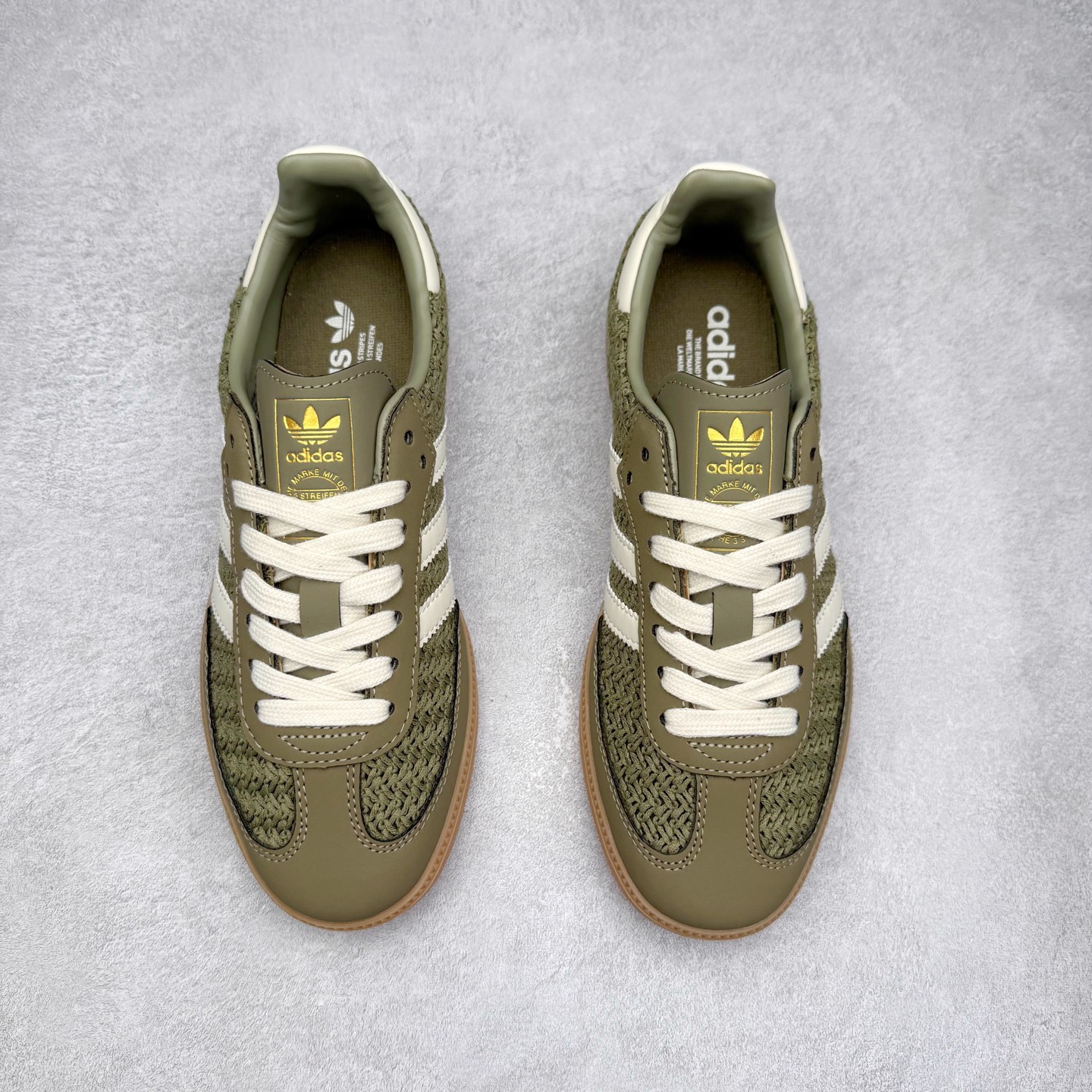 图片[2]-AD Original Samba OG 复古经典轻便板鞋 JR9447 口碑大厂出品 品控大底版型不断改良更新 全套原纸板楦头开发 确保原汁原味 完美呈现桑巴版型 一比一鞋头弧度高度鞋身弧度 此版本只针对中端市场 皮料材质有所更替 其他数据细节工艺流程均保持一致 绝不口嗨 细节品控鞋型随意对比 正确烫金高频细节 原装纳米超迁皮料 独家私模橡胶大底 原盒原配 这款桑巴鞋展示了高质量的工艺 带有装饰的超锁缝制和无缝的手感 柔软、柔软的皮革造型和标志性的3条纹完成了精致的外观 正规合身鞋带 鞋面上有绒面鞋垫 橡胶鞋底 享受正畸套筒软感 自50年代首次亮相以来就一直在赢得粉丝的青睐 尺码：35.5 36 36.5 37.5 38 38.5 39 40 40.5 41 42 42.5 43 44 44.5 45-选品中心