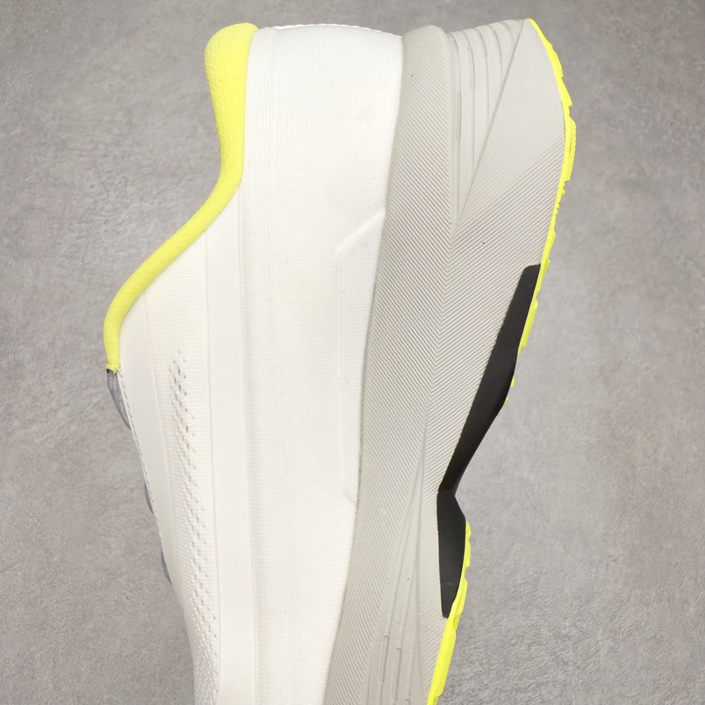 图片[7]-DESCENTE Enerzite 迪桑特舒适百搭织物耐磨回弹低帮跑步鞋 DESCENTE（迪桑特）创立于1935年，品牌名取自法语词汇，意为“滑降”。品牌箭头标识代表滑雪的三种技术“高速直线滑行”、“穿越”和“侧滑”，也寓意品牌在打造高端专业运动产品中不断追求完美的创新精神，致力于成为中国高端专业滑雪、综训、女子、铁人三项、高尔夫的第一品牌。实拍调校N版已经零色差零失真 百分百还原实物色彩所见即所得 不存在货不对板色差等低级问题 选购参考实物拍摄 不混卖不参货 只用心做好货严格选品 承诺混一赔十 尺码：36 36.5 37.5 38 38.5 39 40 40.5 41 42 42.5 43 44 44.5 45-选品中心