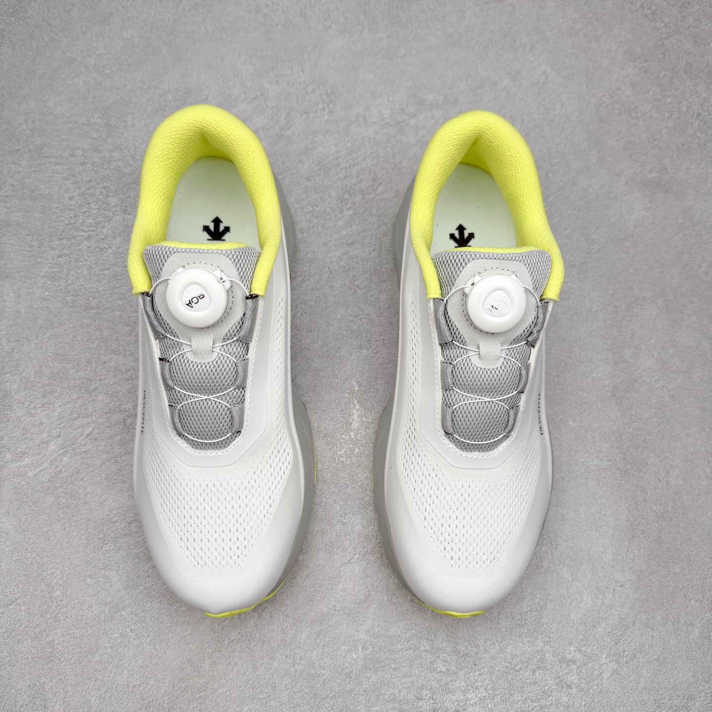 图片[2]-DESCENTE Enerzite 迪桑特舒适百搭织物耐磨回弹低帮跑步鞋 DESCENTE（迪桑特）创立于1935年，品牌名取自法语词汇，意为“滑降”。品牌箭头标识代表滑雪的三种技术“高速直线滑行”、“穿越”和“侧滑”，也寓意品牌在打造高端专业运动产品中不断追求完美的创新精神，致力于成为中国高端专业滑雪、综训、女子、铁人三项、高尔夫的第一品牌。实拍调校N版已经零色差零失真 百分百还原实物色彩所见即所得 不存在货不对板色差等低级问题 选购参考实物拍摄 不混卖不参货 只用心做好货严格选品 承诺混一赔十 尺码：36 36.5 37.5 38 38.5 39 40 40.5 41 42 42.5 43 44 44.5 45-选品中心