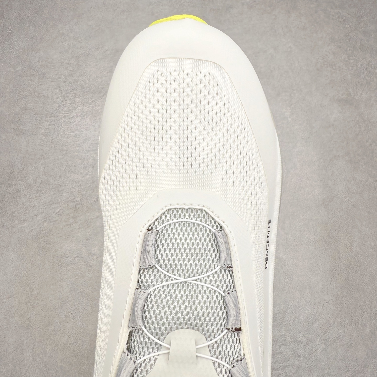 图片[4]-DESCENTE Enerzite 迪桑特舒适百搭织物耐磨回弹低帮跑步鞋 DESCENTE（迪桑特）创立于1935年，品牌名取自法语词汇，意为“滑降”。品牌箭头标识代表滑雪的三种技术“高速直线滑行”、“穿越”和“侧滑”，也寓意品牌在打造高端专业运动产品中不断追求完美的创新精神，致力于成为中国高端专业滑雪、综训、女子、铁人三项、高尔夫的第一品牌。实拍调校N版已经零色差零失真 百分百还原实物色彩所见即所得 不存在货不对板色差等低级问题 选购参考实物拍摄 不混卖不参货 只用心做好货严格选品 承诺混一赔十 尺码：36 36.5 37.5 38 38.5 39 40 40.5 41 42 42.5 43 44 44.5 45-选品中心