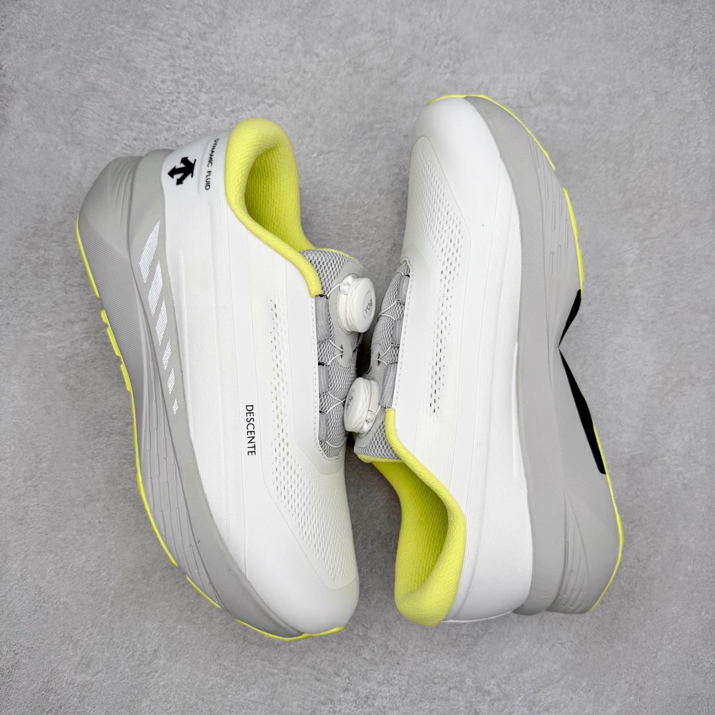 图片[3]-DESCENTE Enerzite 迪桑特舒适百搭织物耐磨回弹低帮跑步鞋 DESCENTE（迪桑特）创立于1935年，品牌名取自法语词汇，意为“滑降”。品牌箭头标识代表滑雪的三种技术“高速直线滑行”、“穿越”和“侧滑”，也寓意品牌在打造高端专业运动产品中不断追求完美的创新精神，致力于成为中国高端专业滑雪、综训、女子、铁人三项、高尔夫的第一品牌。实拍调校N版已经零色差零失真 百分百还原实物色彩所见即所得 不存在货不对板色差等低级问题 选购参考实物拍摄 不混卖不参货 只用心做好货严格选品 承诺混一赔十 尺码：36 36.5 37.5 38 38.5 39 40 40.5 41 42 42.5 43 44 44.5 45-选品中心