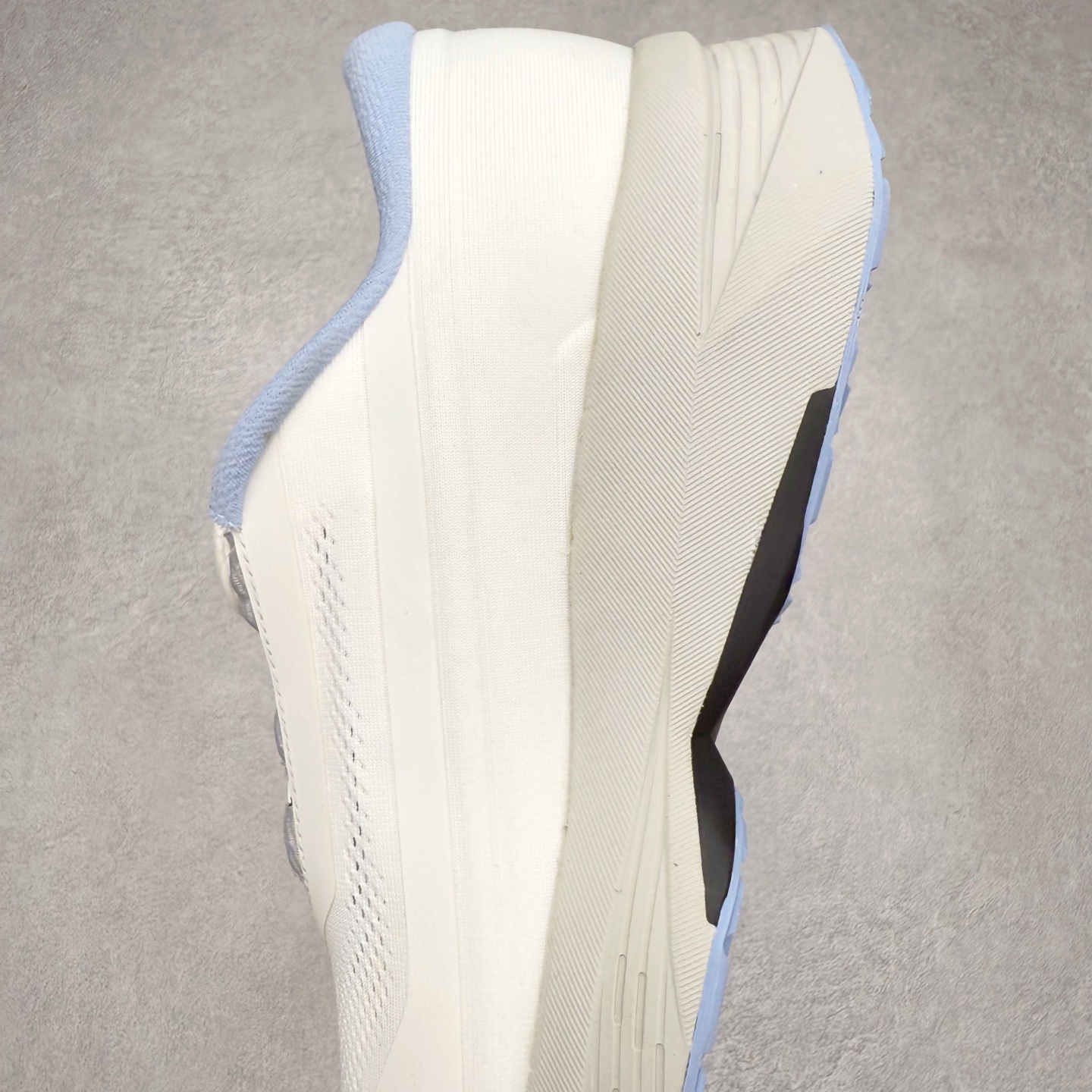 图片[7]-DESCENTE Enerzite 迪桑特舒适百搭织物耐磨回弹低帮跑步鞋 DESCENTE（迪桑特）创立于1935年，品牌名取自法语词汇，意为“滑降”。品牌箭头标识代表滑雪的三种技术“高速直线滑行”、“穿越”和“侧滑”，也寓意品牌在打造高端专业运动产品中不断追求完美的创新精神，致力于成为中国高端专业滑雪、综训、女子、铁人三项、高尔夫的第一品牌。实拍调校N版已经零色差零失真 百分百还原实物色彩所见即所得 不存在货不对板色差等低级问题 选购参考实物拍摄 不混卖不参货 只用心做好货严格选品 承诺混一赔十 尺码：36 36.5 37.5 38 38.5 39 40 40.5 41 42 42.5 43 44 44.5 45-选品中心