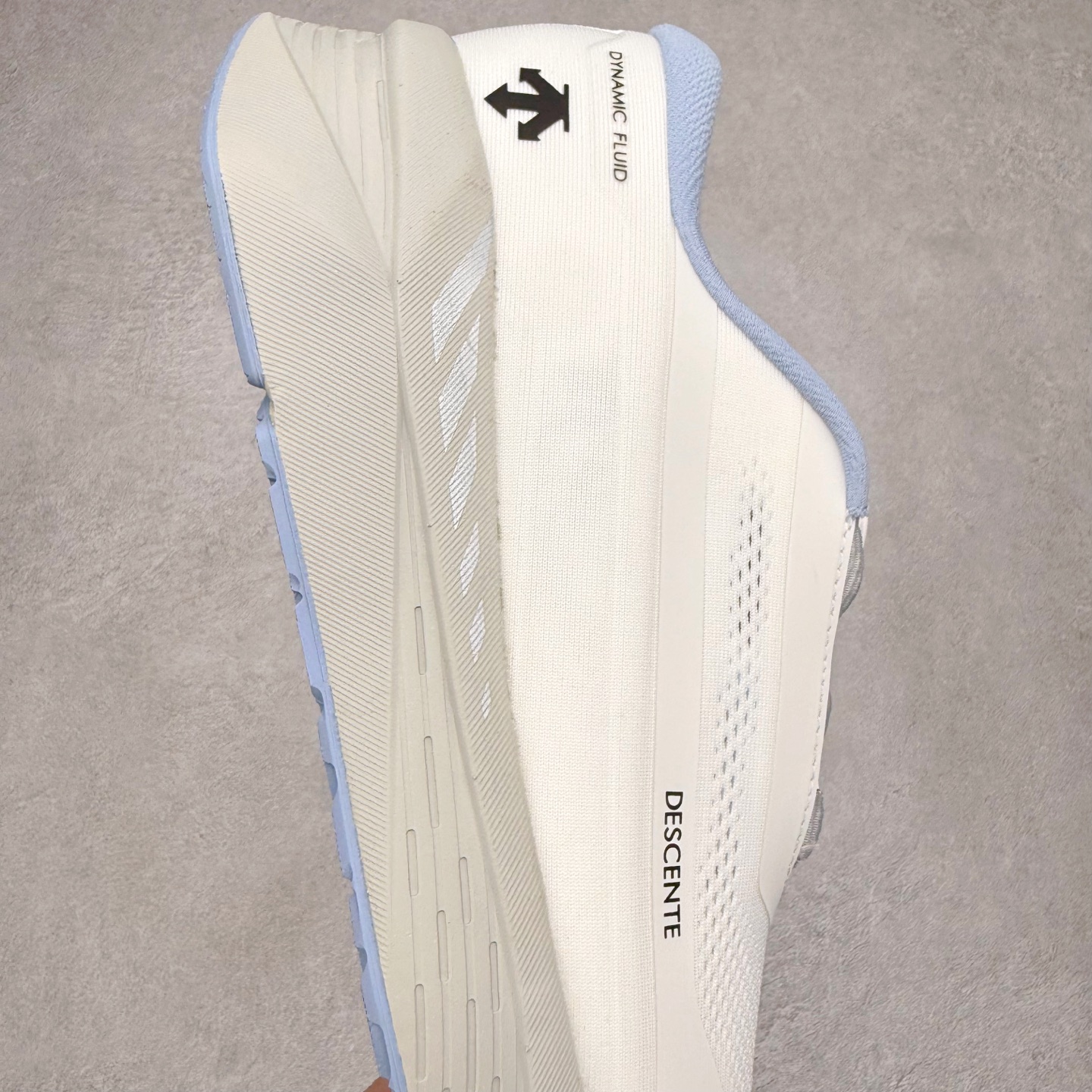 图片[6]-DESCENTE Enerzite 迪桑特舒适百搭织物耐磨回弹低帮跑步鞋 DESCENTE（迪桑特）创立于1935年，品牌名取自法语词汇，意为“滑降”。品牌箭头标识代表滑雪的三种技术“高速直线滑行”、“穿越”和“侧滑”，也寓意品牌在打造高端专业运动产品中不断追求完美的创新精神，致力于成为中国高端专业滑雪、综训、女子、铁人三项、高尔夫的第一品牌。实拍调校N版已经零色差零失真 百分百还原实物色彩所见即所得 不存在货不对板色差等低级问题 选购参考实物拍摄 不混卖不参货 只用心做好货严格选品 承诺混一赔十 尺码：36 36.5 37.5 38 38.5 39 40 40.5 41 42 42.5 43 44 44.5 45-选品中心