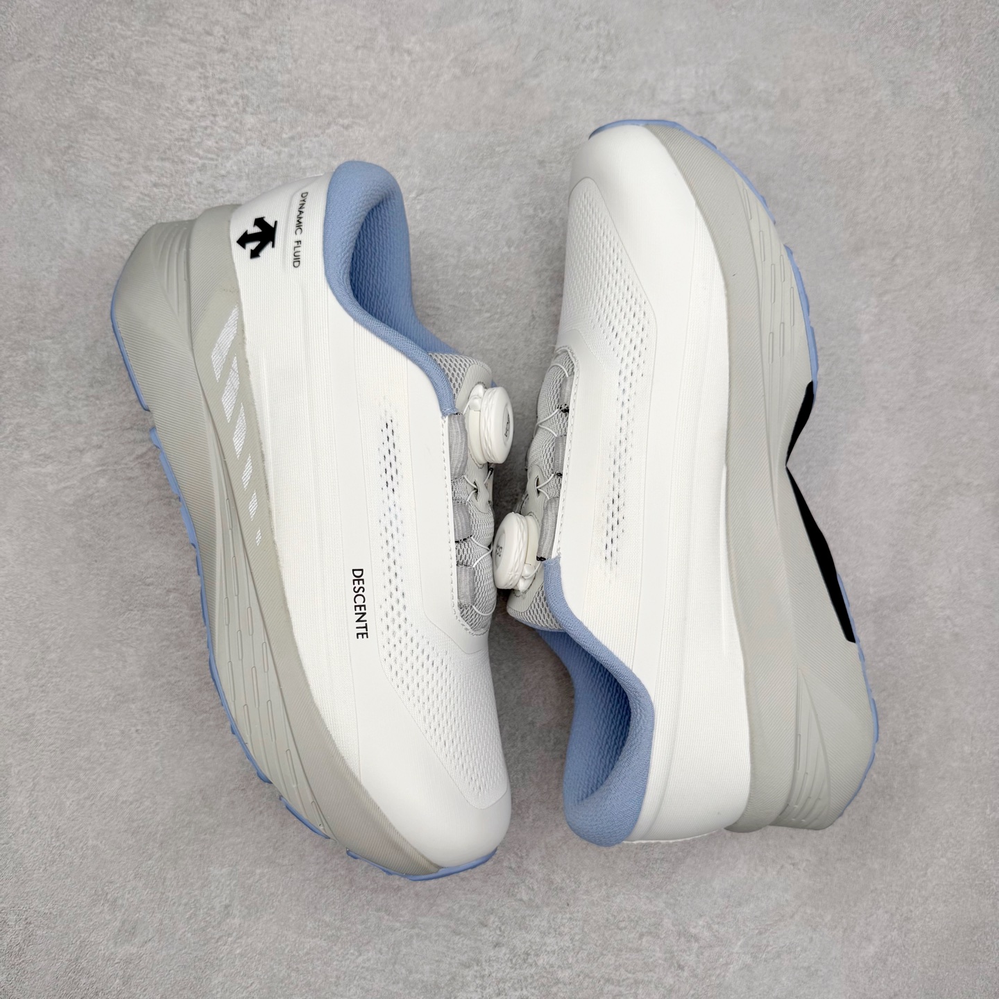 图片[3]-DESCENTE Enerzite 迪桑特舒适百搭织物耐磨回弹低帮跑步鞋 DESCENTE（迪桑特）创立于1935年，品牌名取自法语词汇，意为“滑降”。品牌箭头标识代表滑雪的三种技术“高速直线滑行”、“穿越”和“侧滑”，也寓意品牌在打造高端专业运动产品中不断追求完美的创新精神，致力于成为中国高端专业滑雪、综训、女子、铁人三项、高尔夫的第一品牌。实拍调校N版已经零色差零失真 百分百还原实物色彩所见即所得 不存在货不对板色差等低级问题 选购参考实物拍摄 不混卖不参货 只用心做好货严格选品 承诺混一赔十 尺码：36 36.5 37.5 38 38.5 39 40 40.5 41 42 42.5 43 44 44.5 45-选品中心