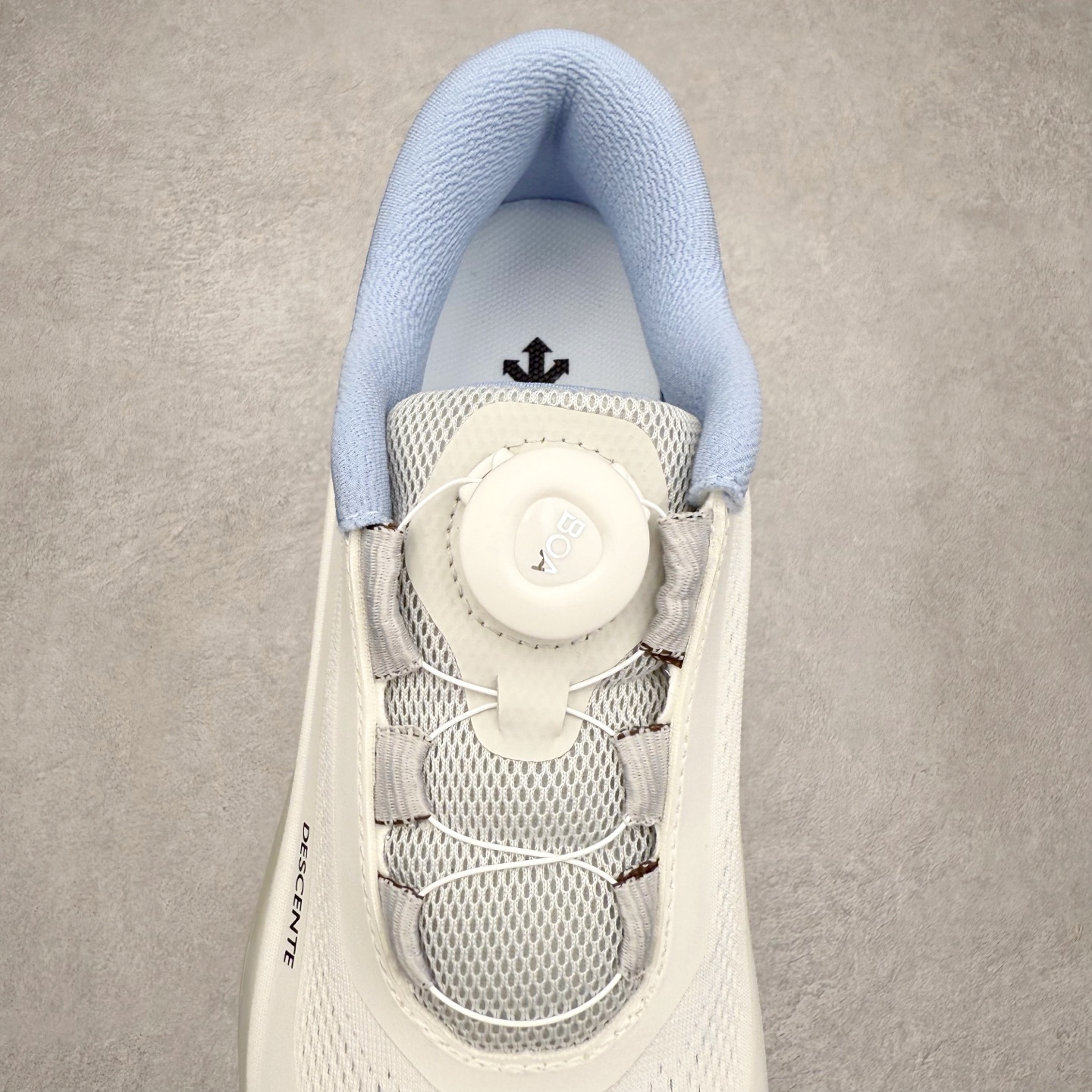 图片[5]-DESCENTE Enerzite 迪桑特舒适百搭织物耐磨回弹低帮跑步鞋 DESCENTE（迪桑特）创立于1935年，品牌名取自法语词汇，意为“滑降”。品牌箭头标识代表滑雪的三种技术“高速直线滑行”、“穿越”和“侧滑”，也寓意品牌在打造高端专业运动产品中不断追求完美的创新精神，致力于成为中国高端专业滑雪、综训、女子、铁人三项、高尔夫的第一品牌。实拍调校N版已经零色差零失真 百分百还原实物色彩所见即所得 不存在货不对板色差等低级问题 选购参考实物拍摄 不混卖不参货 只用心做好货严格选品 承诺混一赔十 尺码：36 36.5 37.5 38 38.5 39 40 40.5 41 42 42.5 43 44 44.5 45-选品中心